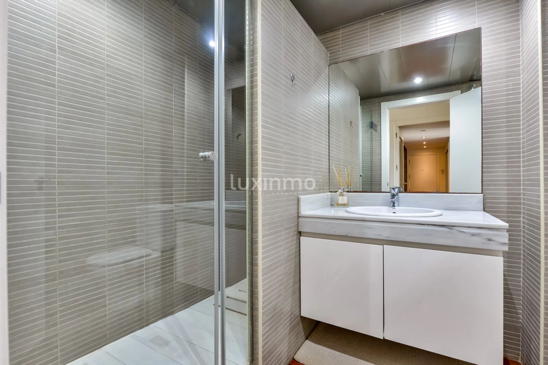 Remodelled Modern Apartment with Sea & Mountain Views — photo 23