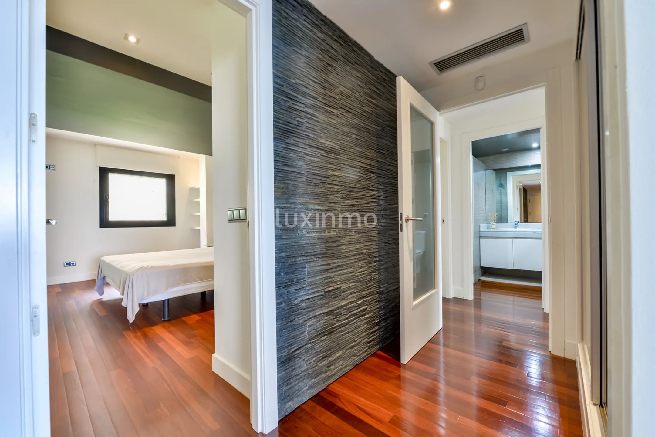 Remodelled Modern Apartment with Sea & Mountain Views — photo 12