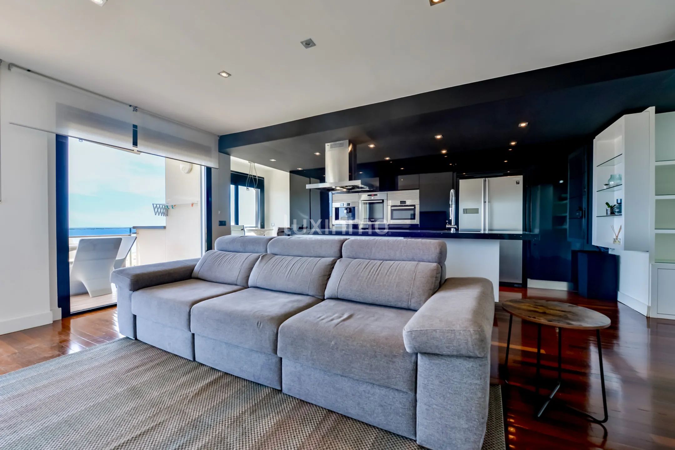 Remodelled Modern Apartment with Sea & Mountain Views — photo 2