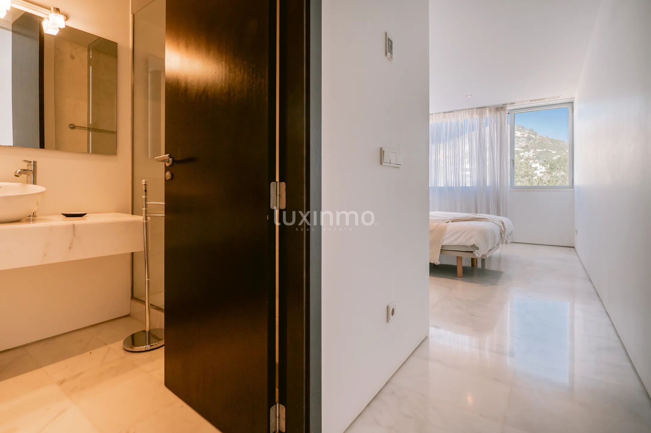 Luxuriöse 3-Zimmer-Wohnung mit Meerblick in Cap Martinet, Santa Eulària — photo 17