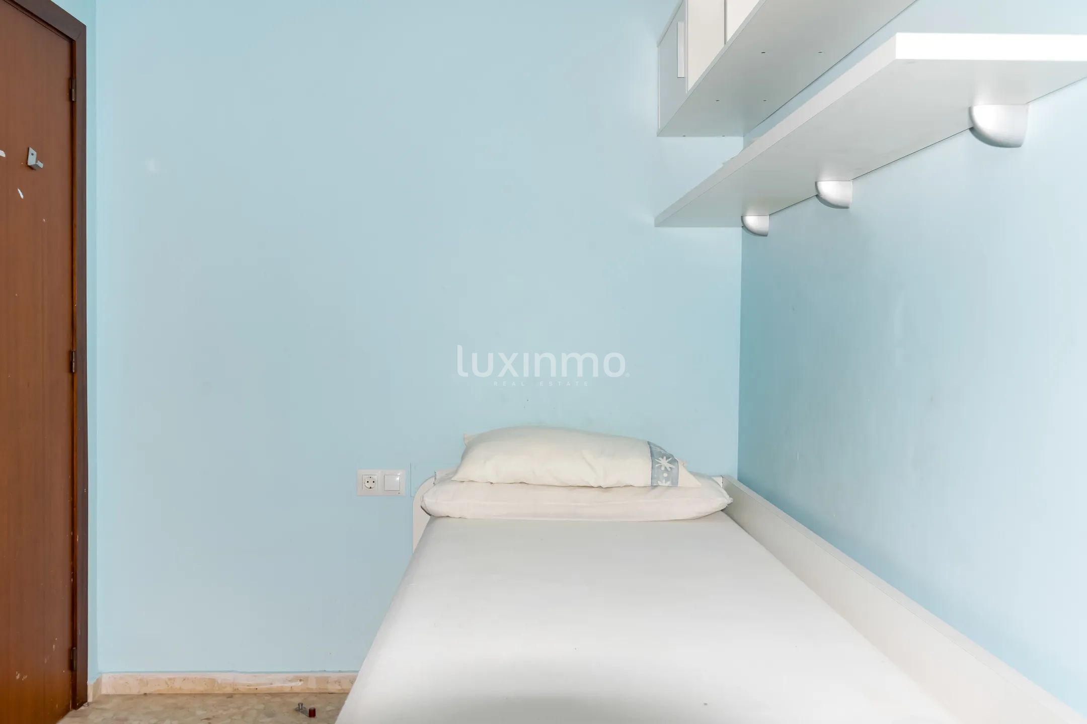 First line penthouse with sea views in playa de Poniente — photo 18