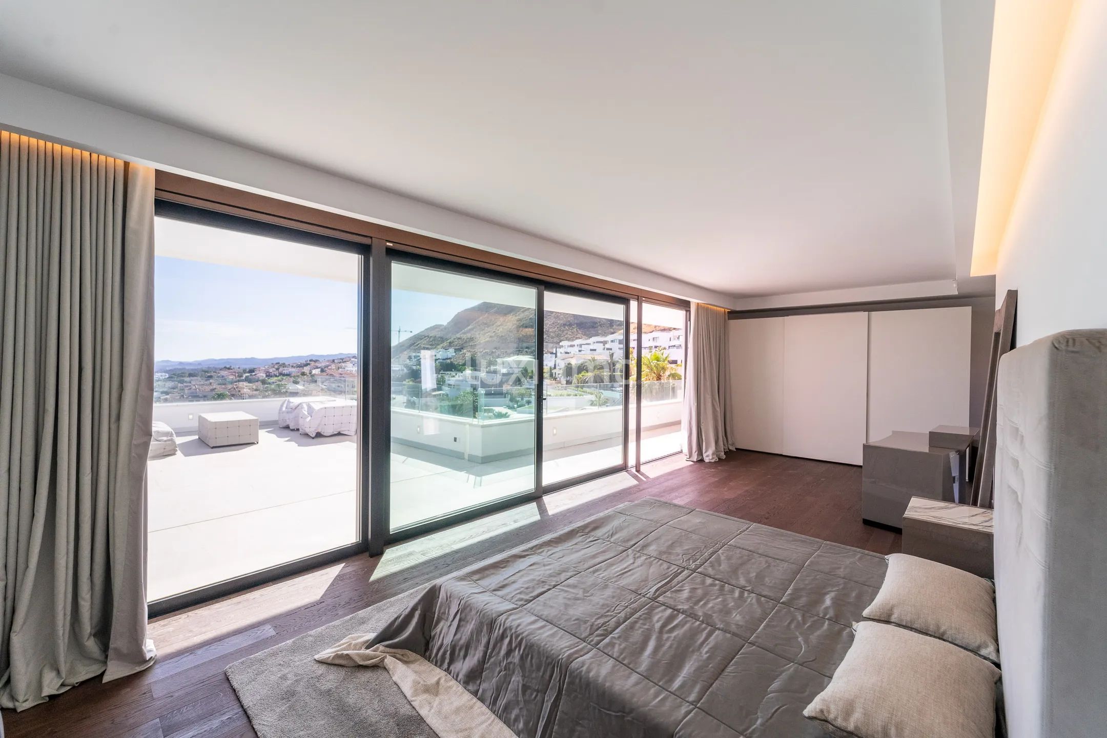 Nowoczesna willa w Siera Cortina — photo 27