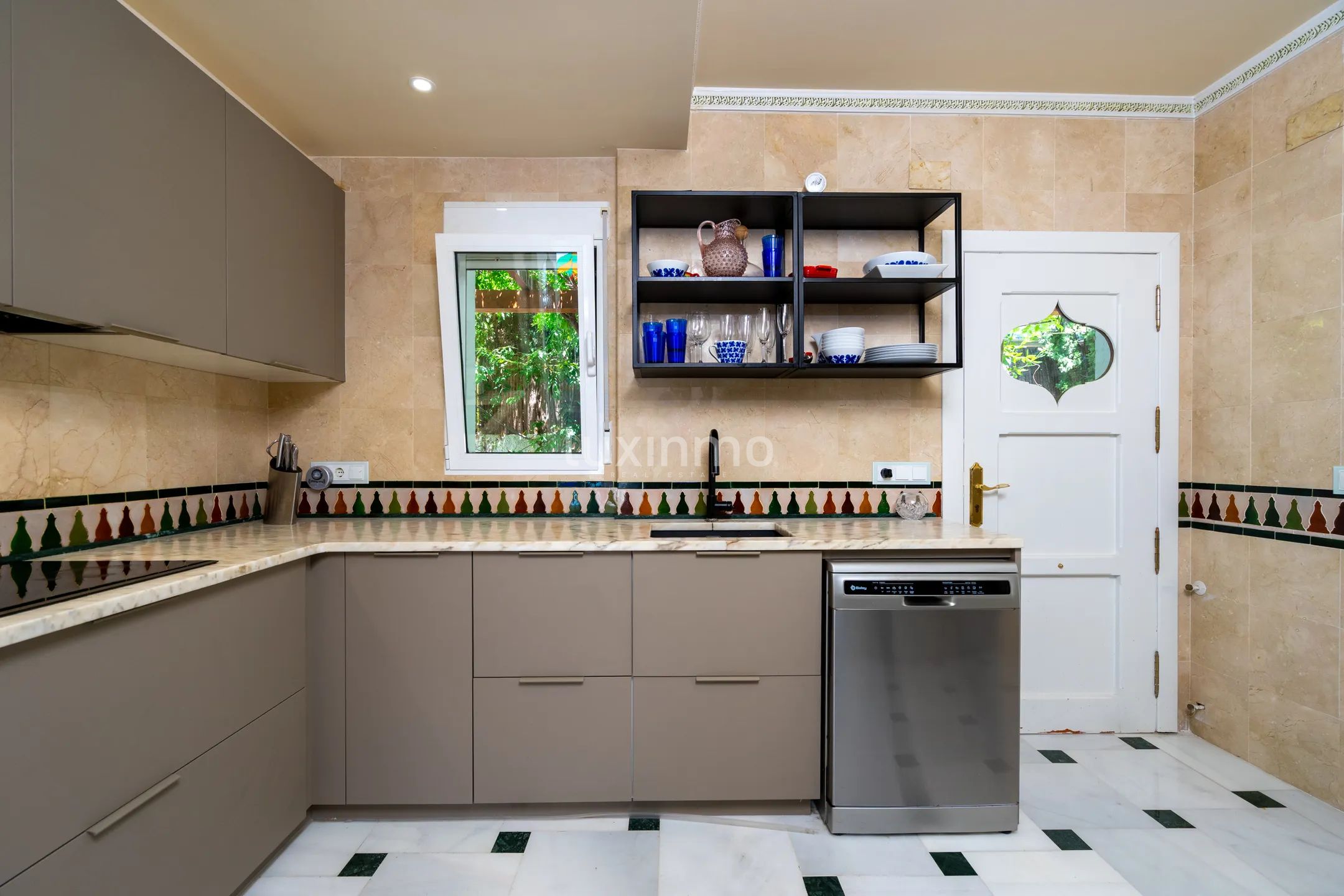 Потрясающий средиземноморский дом с 6 спальнями в стиле Ибицы и видом на море в Ковета Фума — photo 18