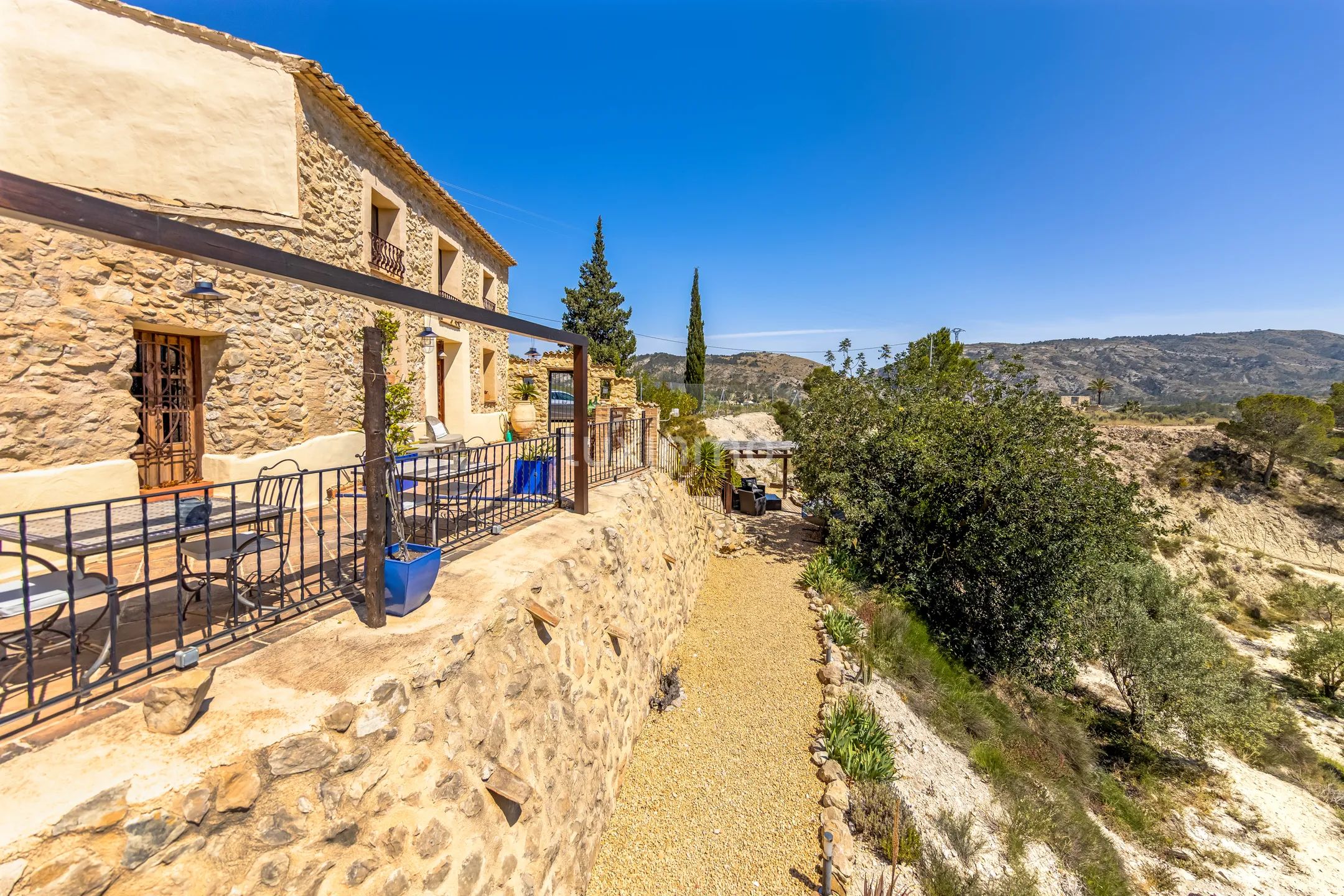 Очаровательная средиземноморская финка с частным бассейном и потрясающим видом на горы в Реллеу — photo 25