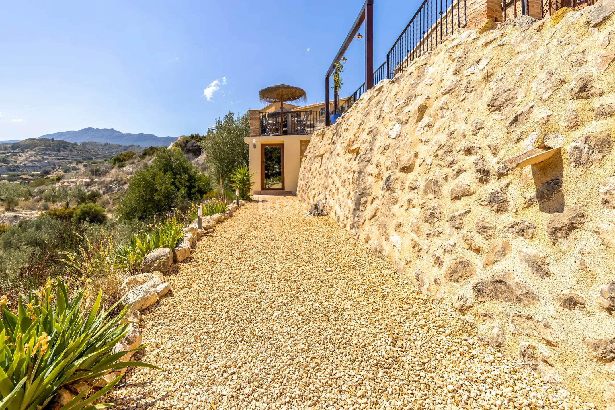 Очаровательная средиземноморская финка с частным бассейном и потрясающим видом на горы в Реллеу — photo 26