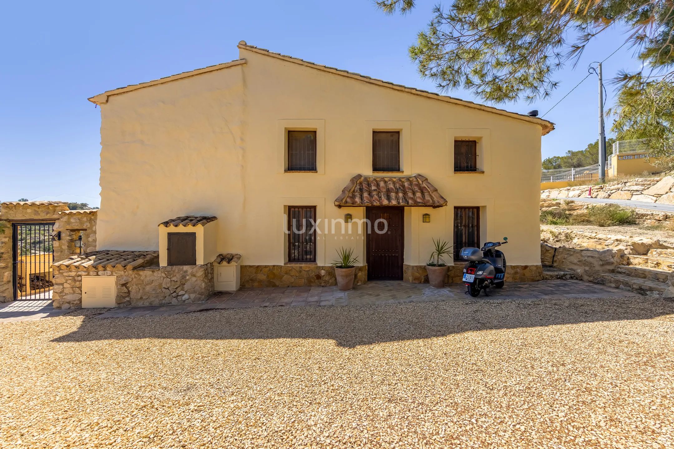 Очаровательная средиземноморская финка с частным бассейном и потрясающим видом на горы в Реллеу — photo 24