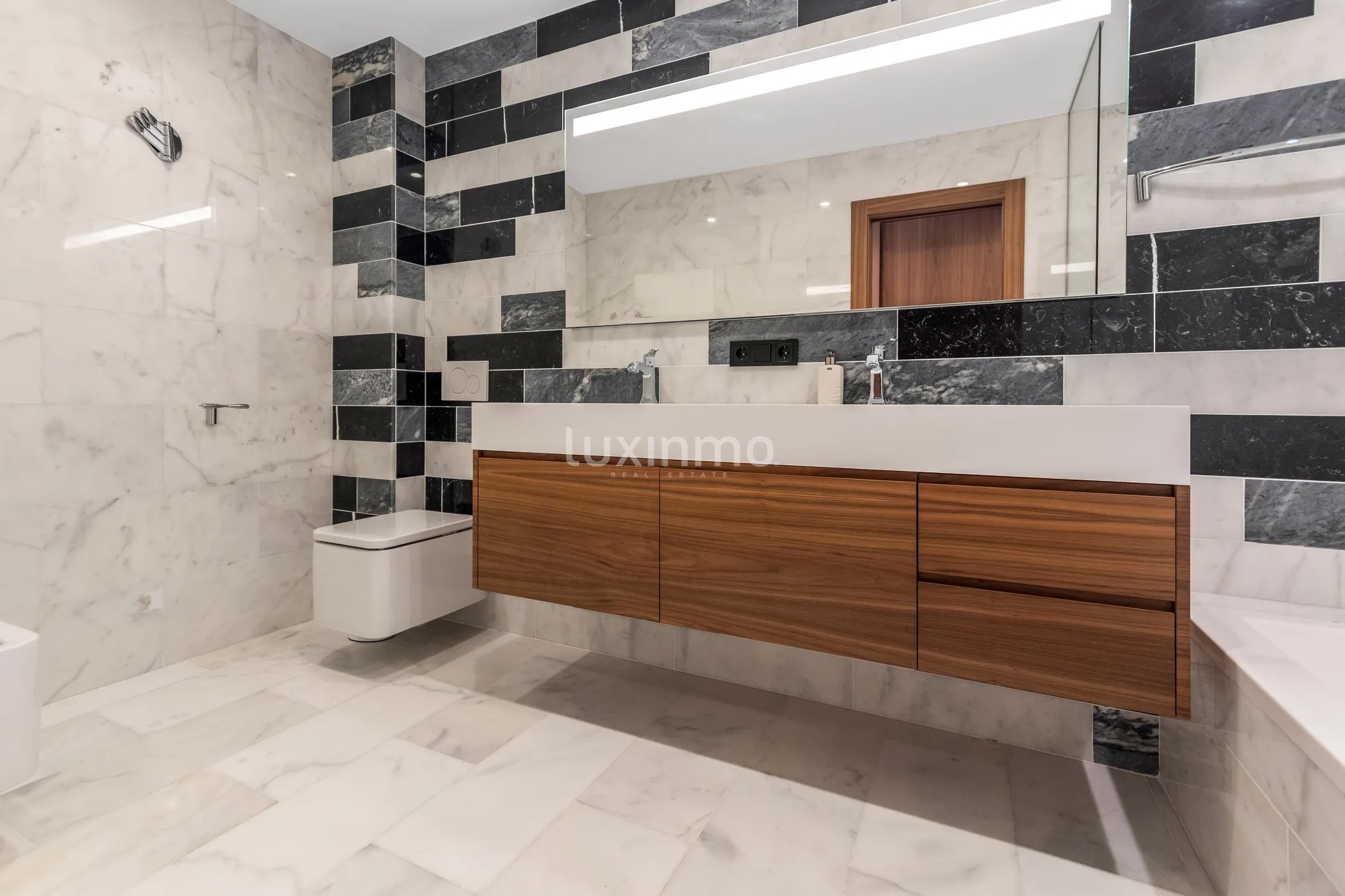 Stunning Luxury Modern Detached House with Sea Views — photo 26