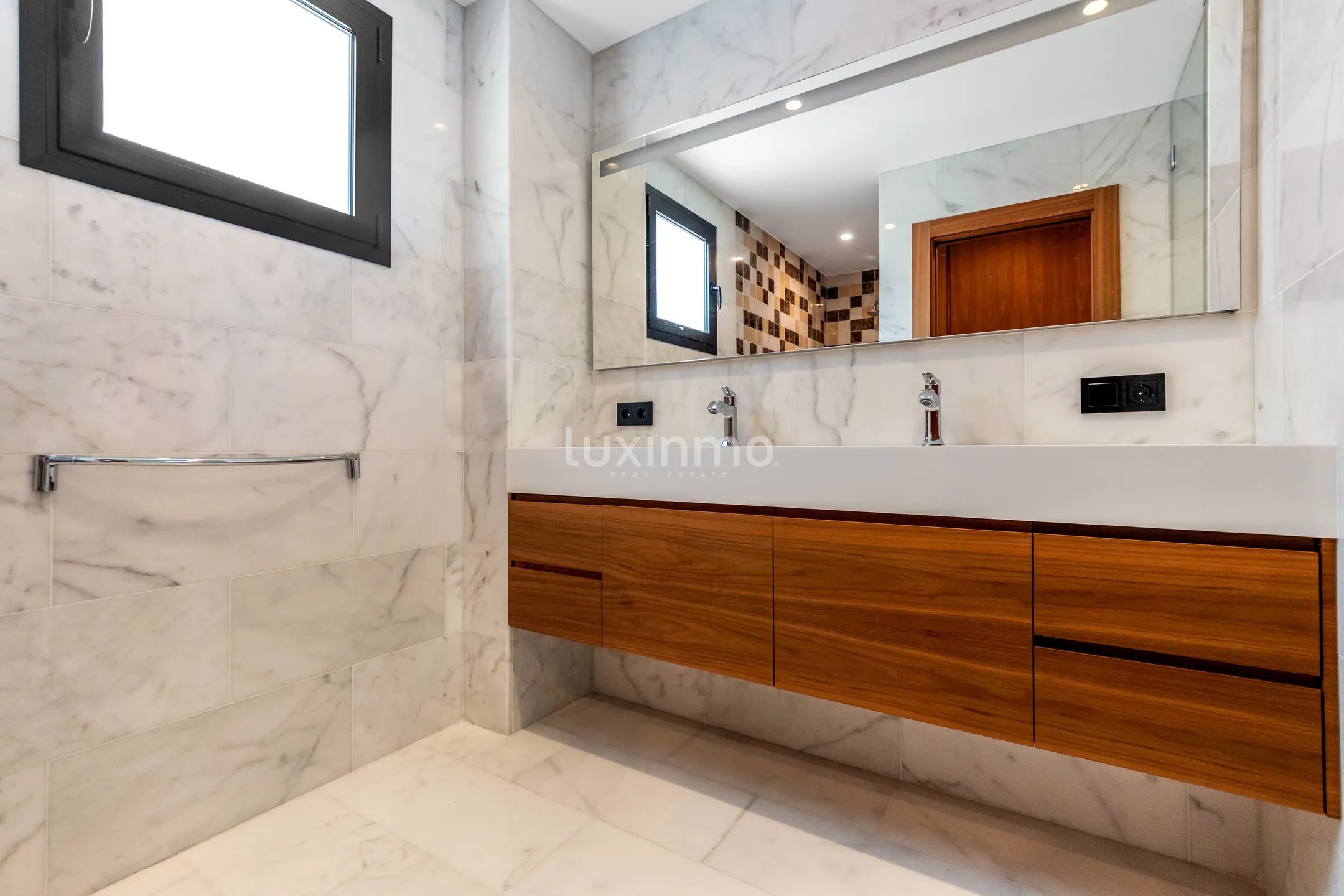 Stunning Luxury Modern Detached House with Sea Views — photo 30