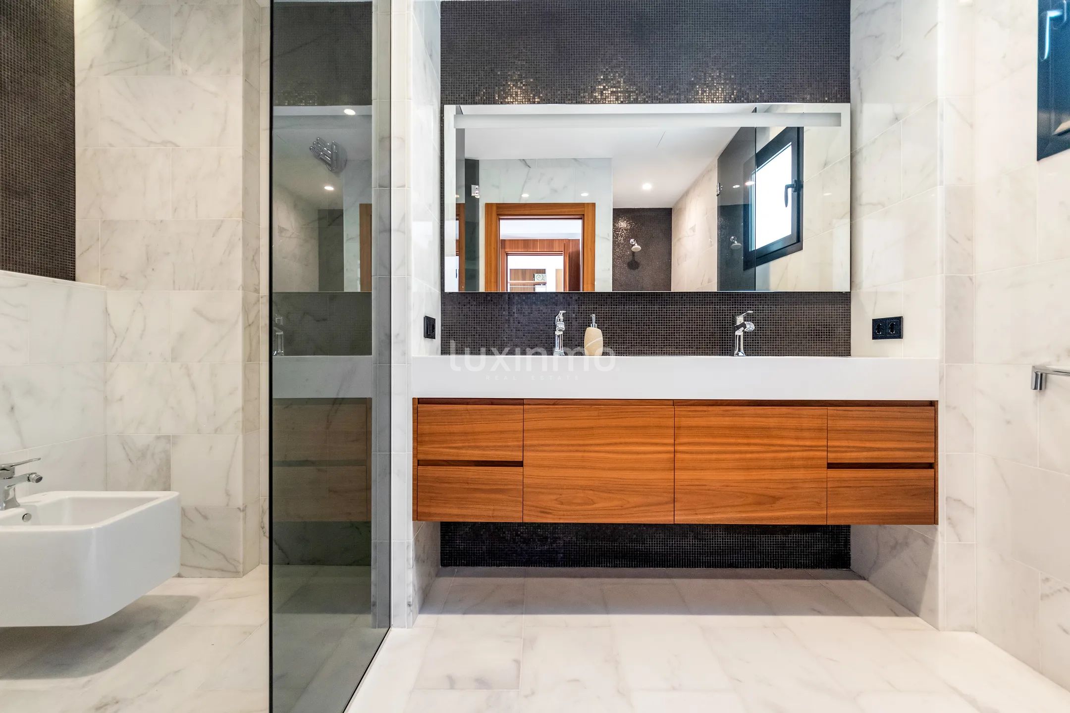 Stunning Luxury Modern Detached House with Sea Views — photo 21