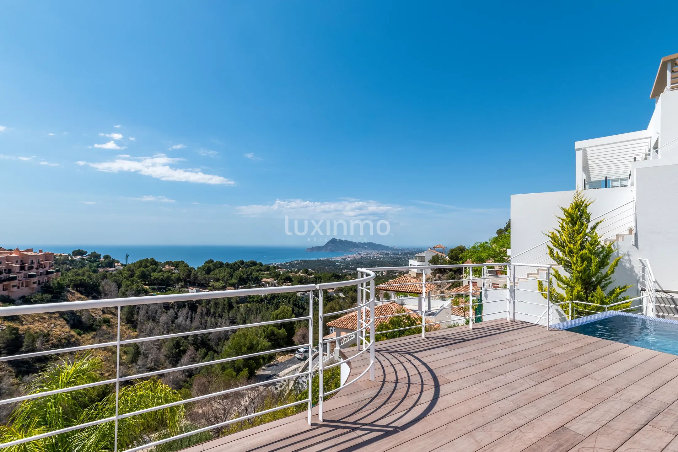 Stunning Luxury Modern Detached House with Sea Views — photo 33