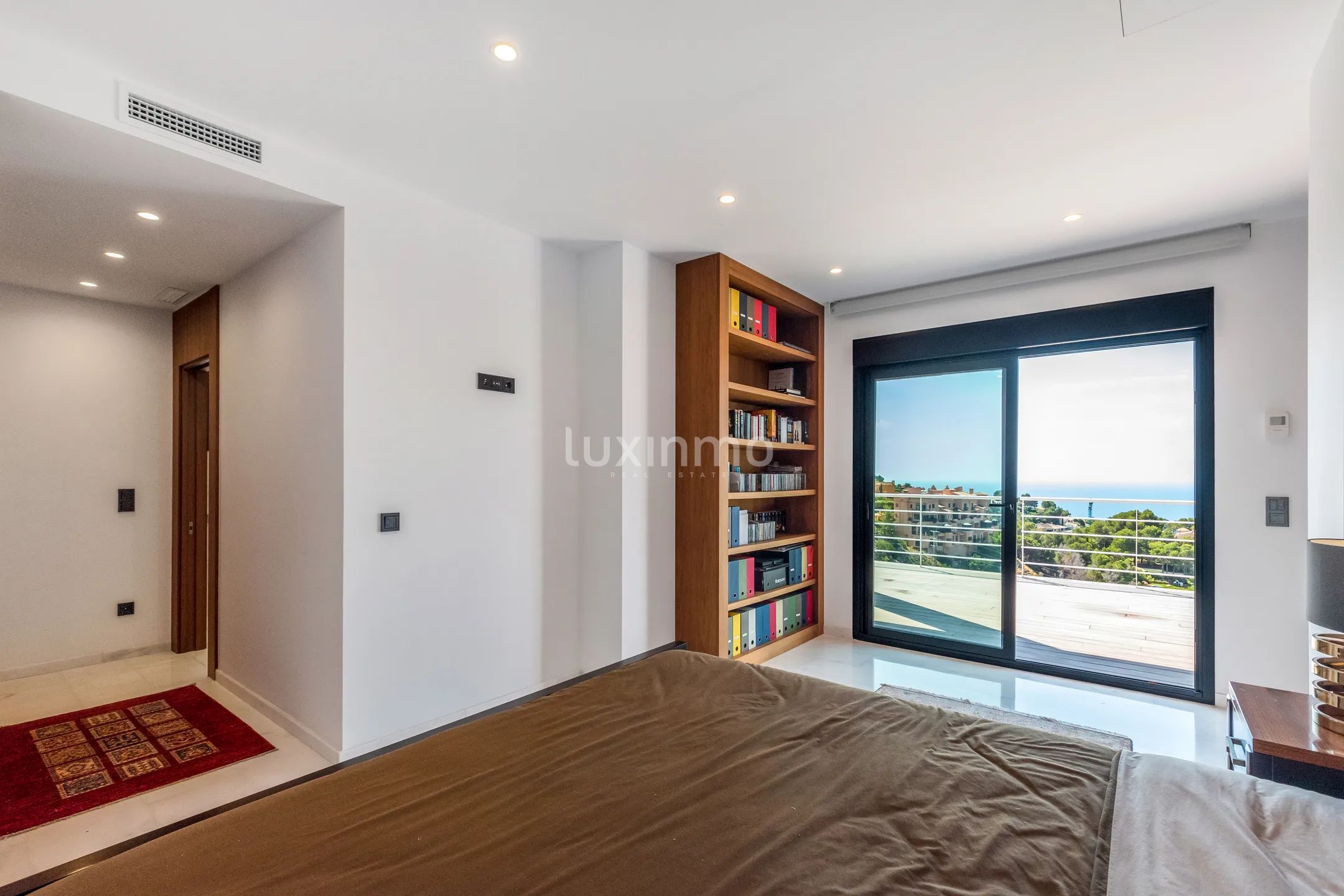 Stunning Luxury Modern Detached House with Sea Views — photo 24