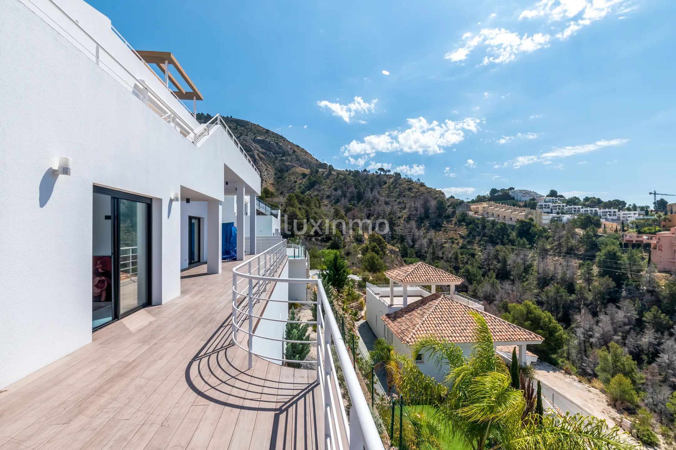 Stunning Luxury Modern Detached House with Sea Views — photo 32