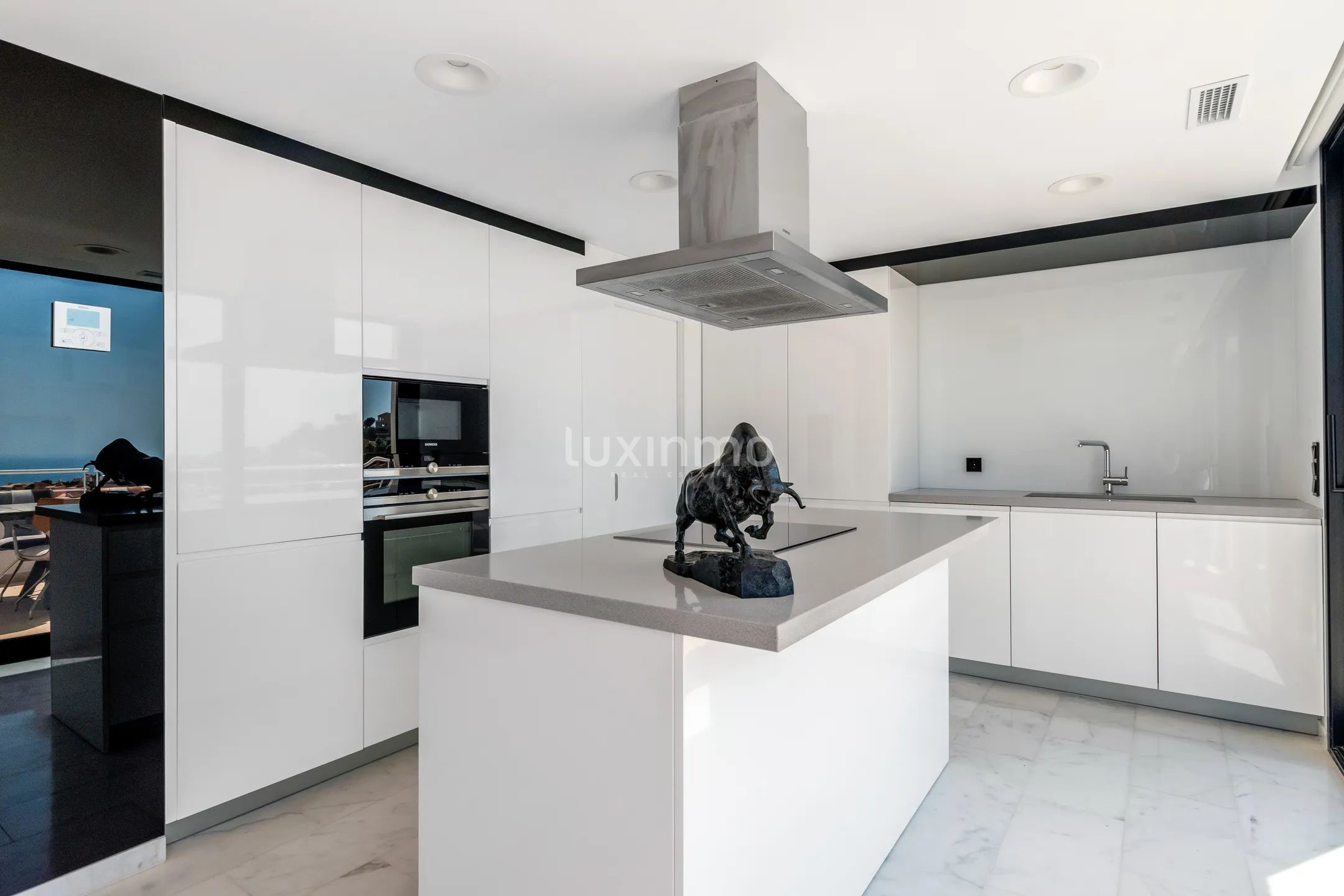 Stunning Luxury Modern Detached House with Sea Views — photo 11