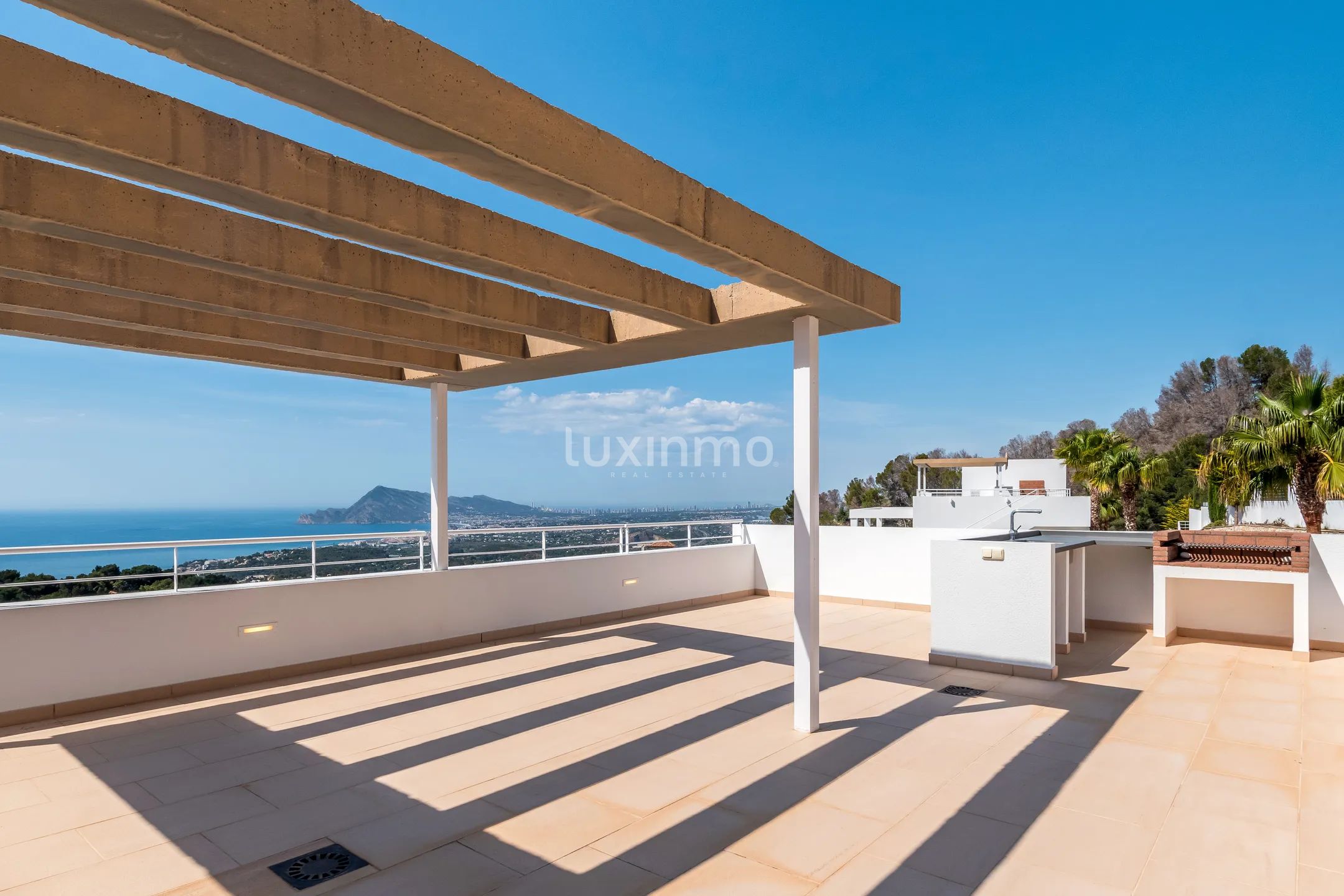 Stunning Luxury Modern Detached House with Sea Views — photo 36