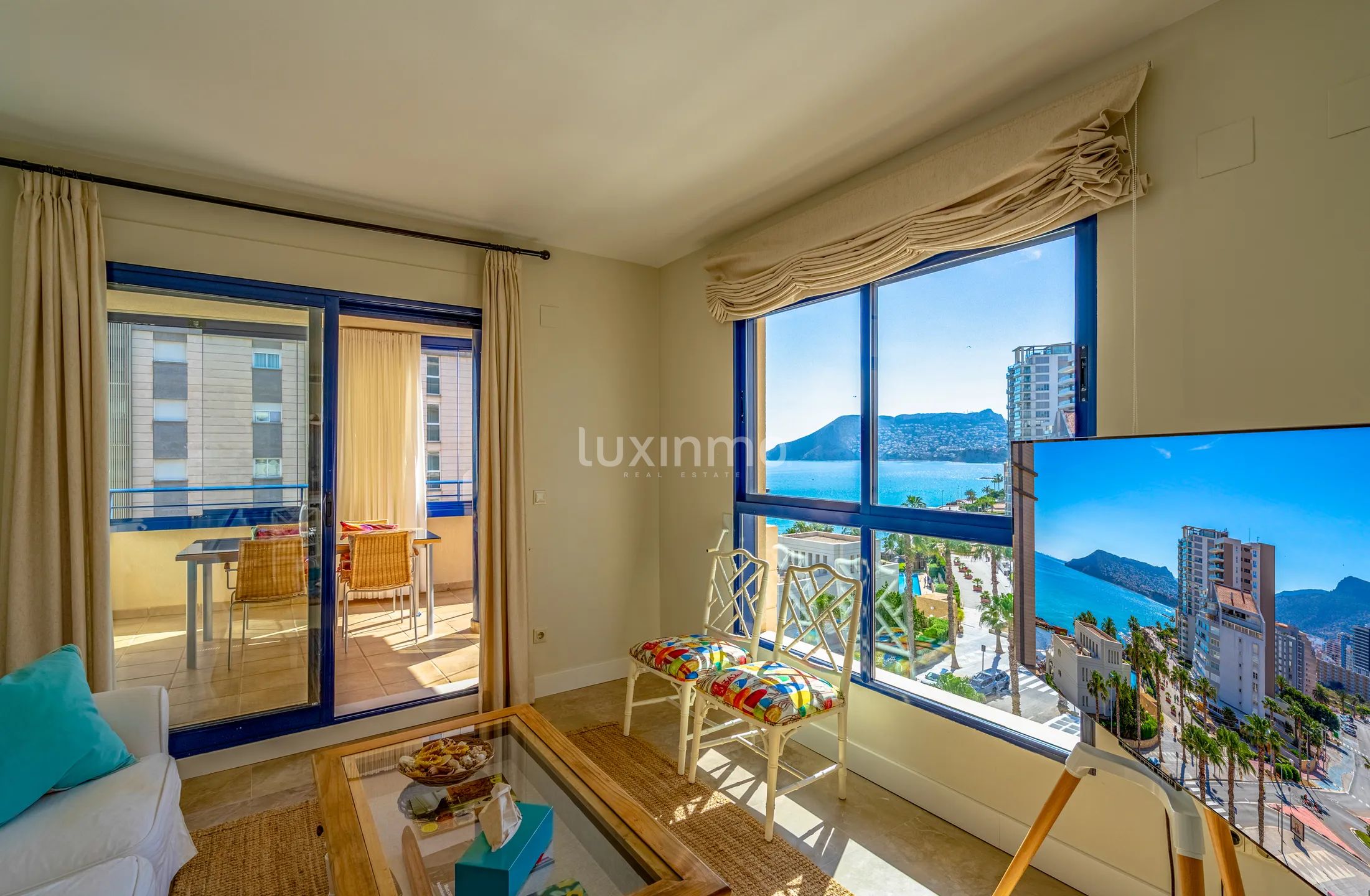 Impresionante Apartamento de 2 Dormitorios con Vistas al Mar y a la Montaña en Puerto Calpe