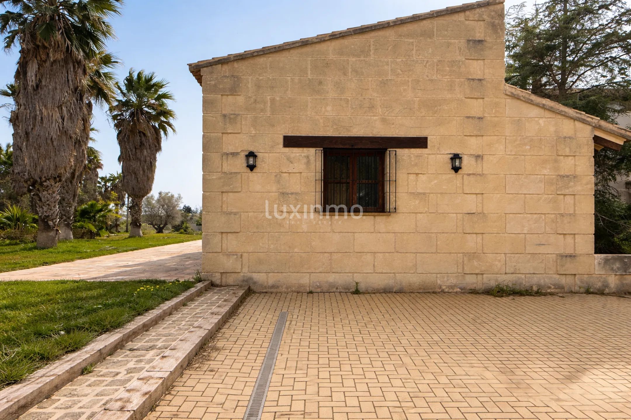 Mediterranean villa with 16.000 m² of land for development next to Alicante Airport — photo 7