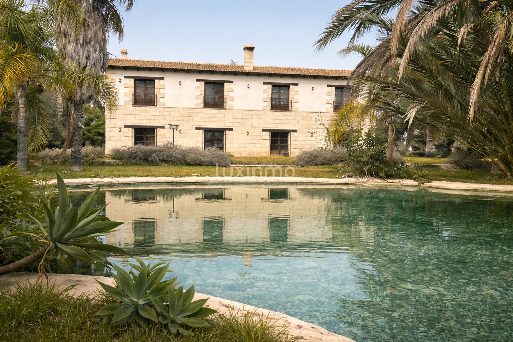 Mediterranean villa with 16.000 m² of land for development next to Alicante Airport — photo 1