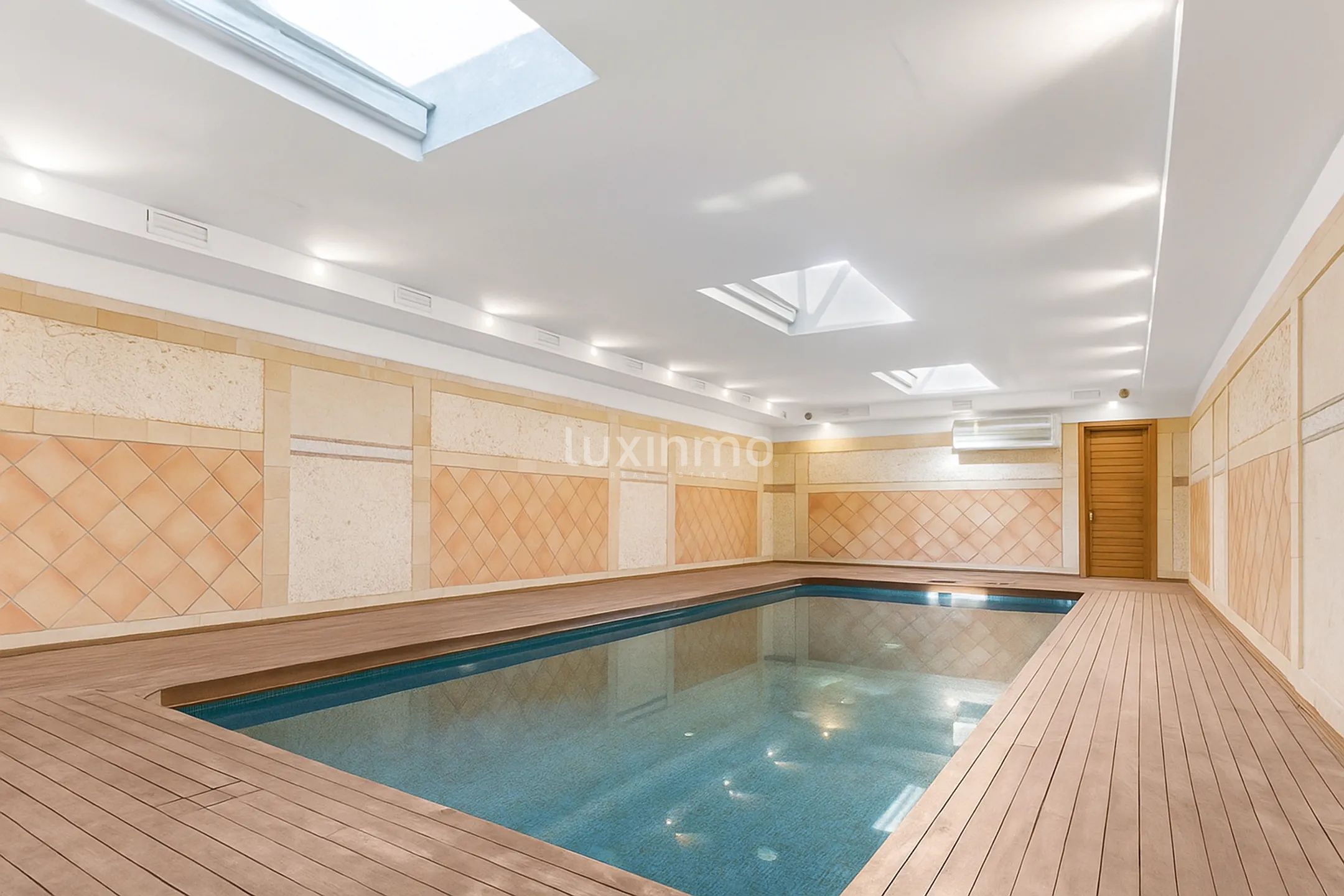 Mediterranean villa with 16.000 m² of land for development next to Alicante Airport — photo 11