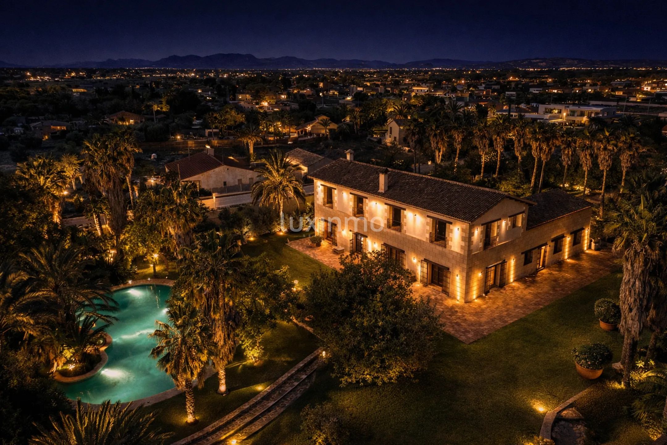 Śródziemnomorska willa z działką o powierzchni 16.000 m² pod zabudowę obok lotniska w Alicante