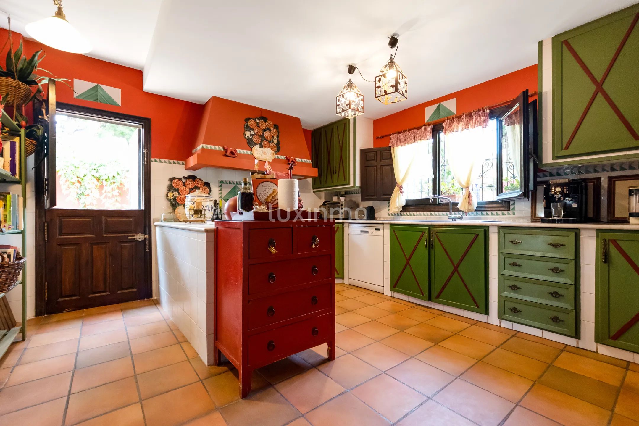 Detached Villa With Pool and Privacy — photo 21