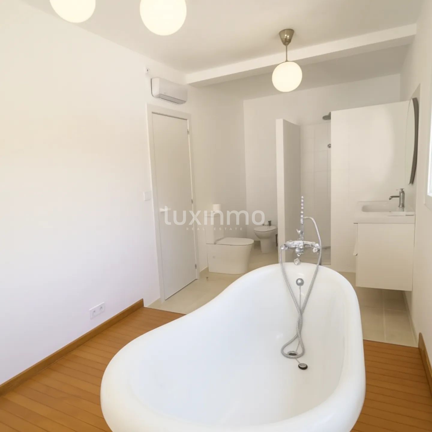 5 bedroom villa only 10 minutes walk from the town centre — photo 9