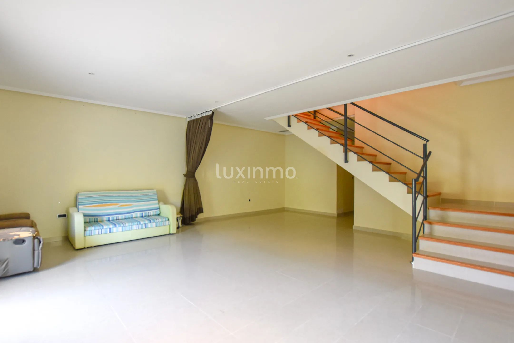 Просторный таунхаус с видом на море на продажу в Маскарате Альтеа — photo 34