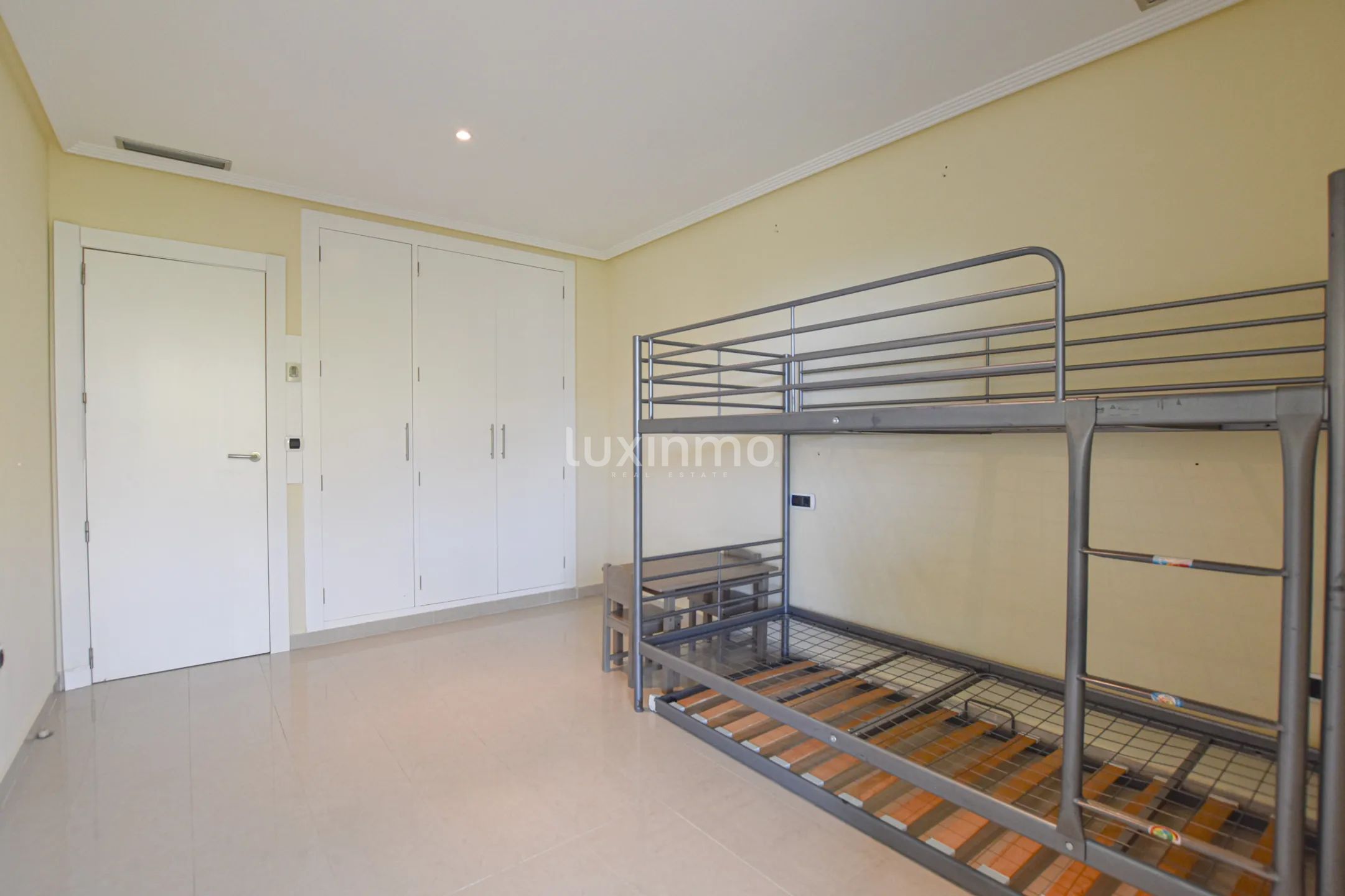 Просторный таунхаус с видом на море на продажу в Маскарате Альтеа — photo 32