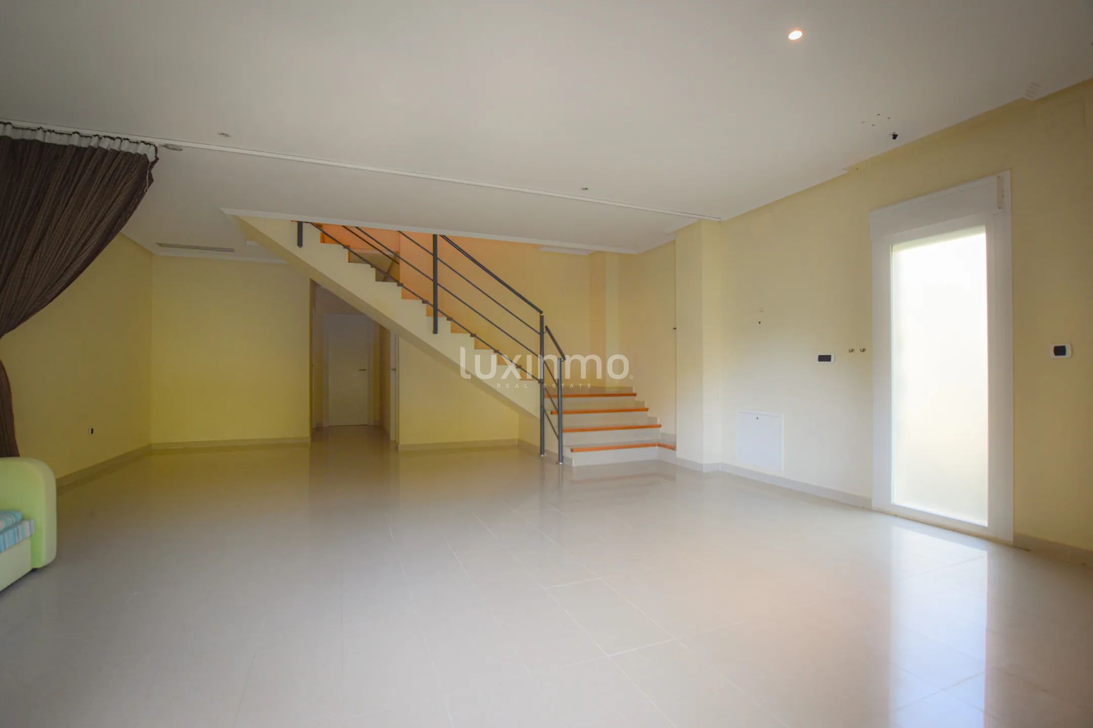 Просторный таунхаус с видом на море на продажу в Маскарате Альтеа — photo 35