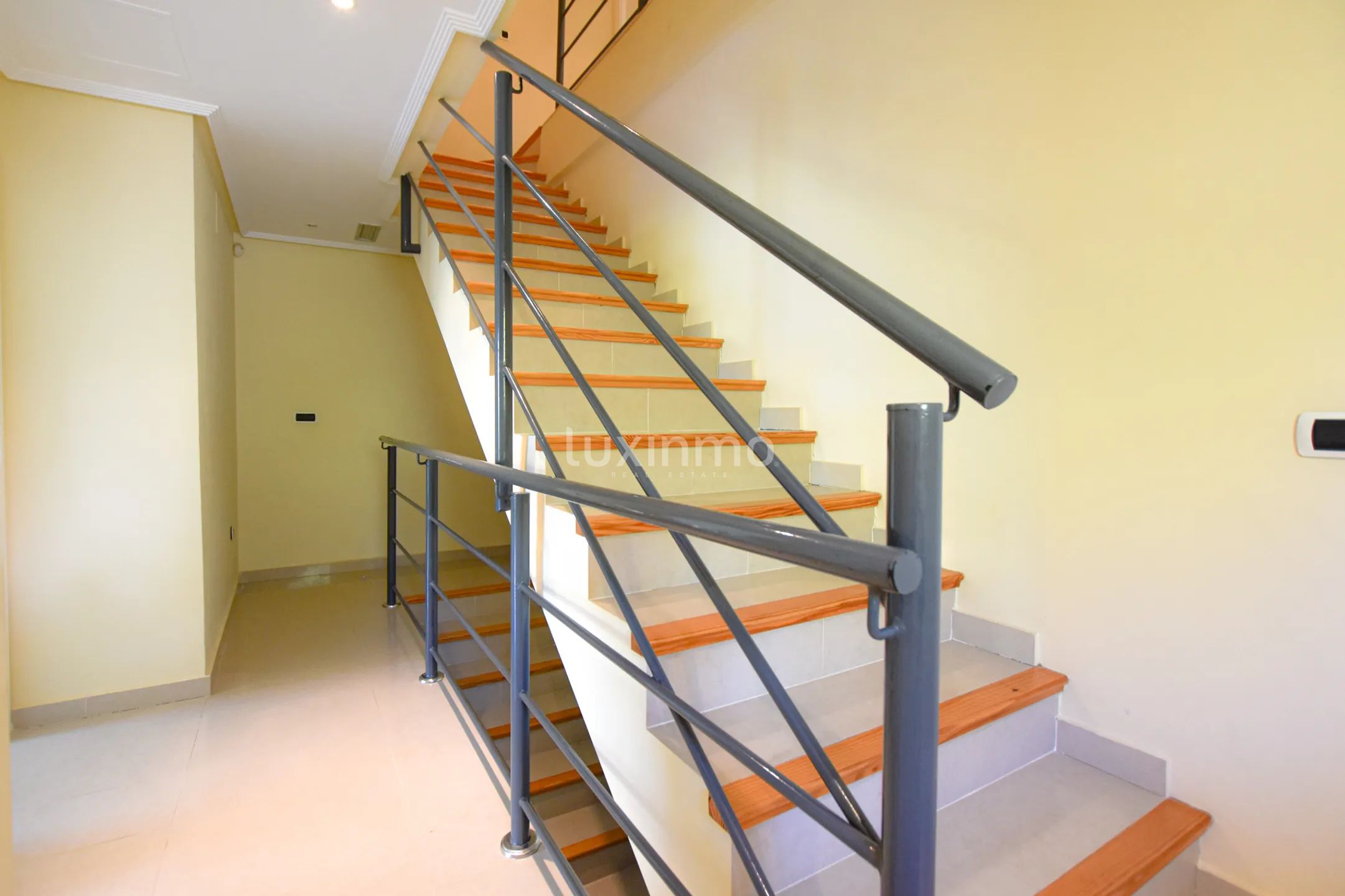 Просторный таунхаус с видом на море на продажу в Маскарате Альтеа — photo 21