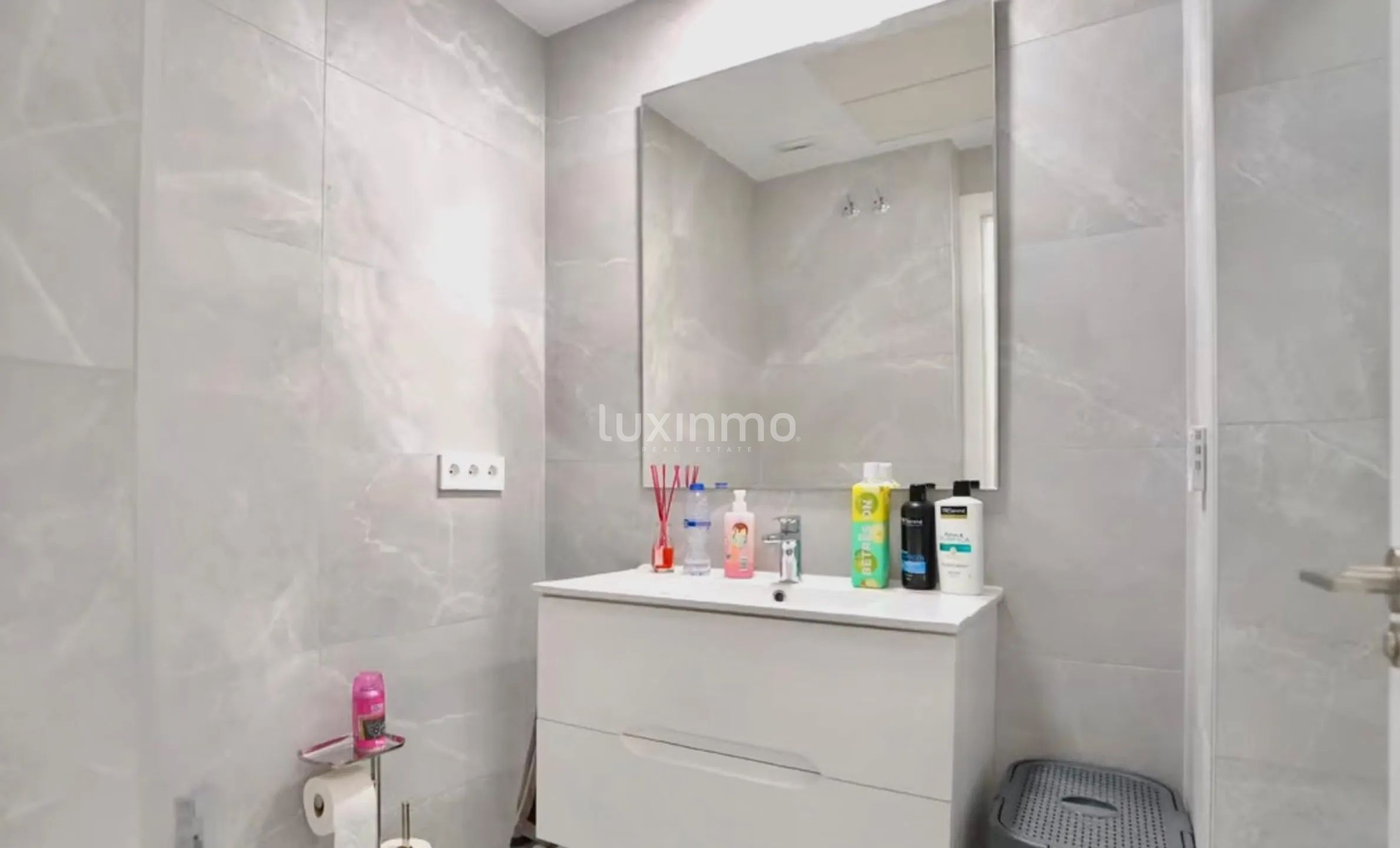 Modern appartement met uitzicht op skyline in luxe wellnesscomplex — photo 10
