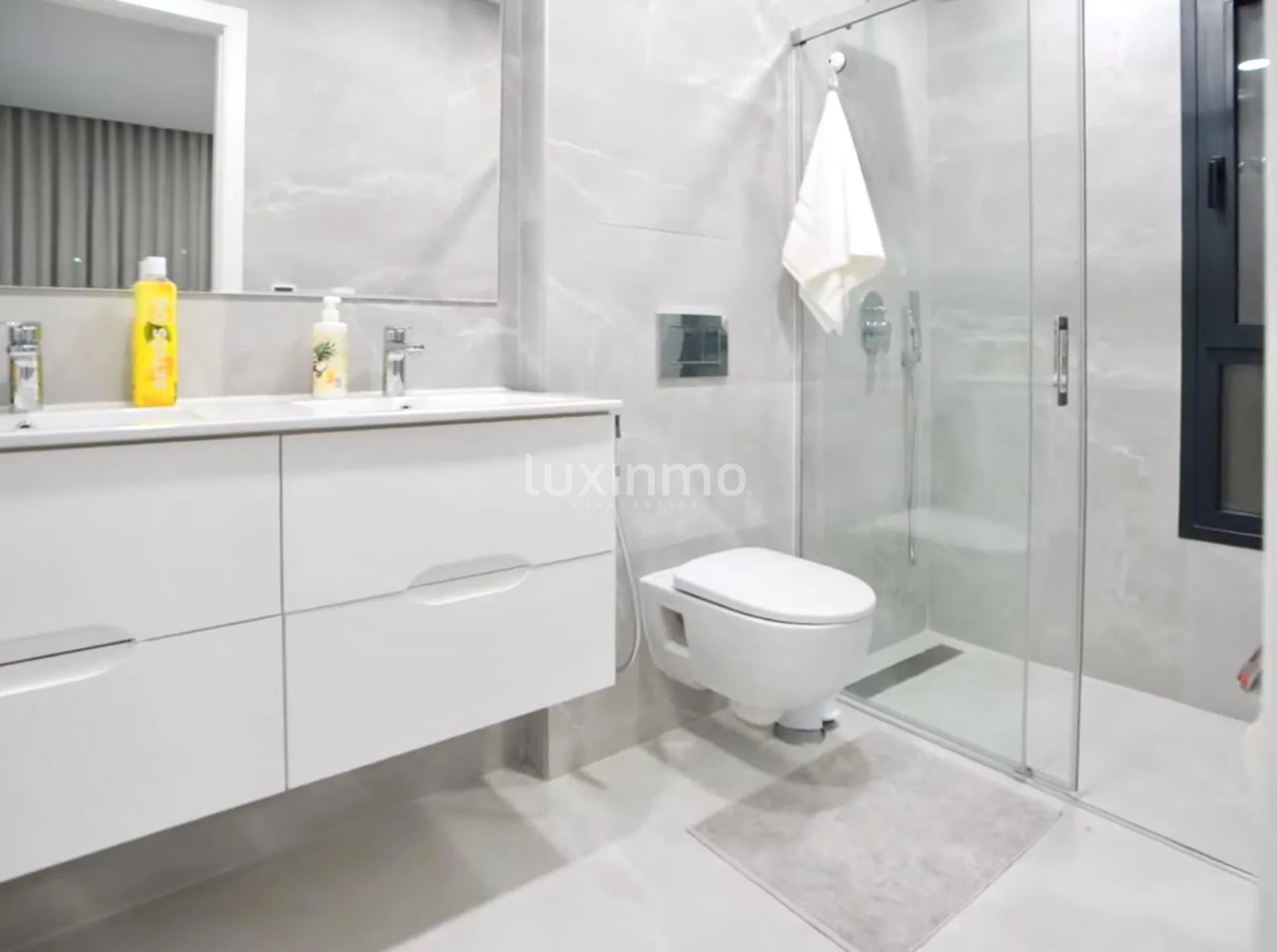 Modern appartement met uitzicht op skyline in luxe wellnesscomplex — photo 8