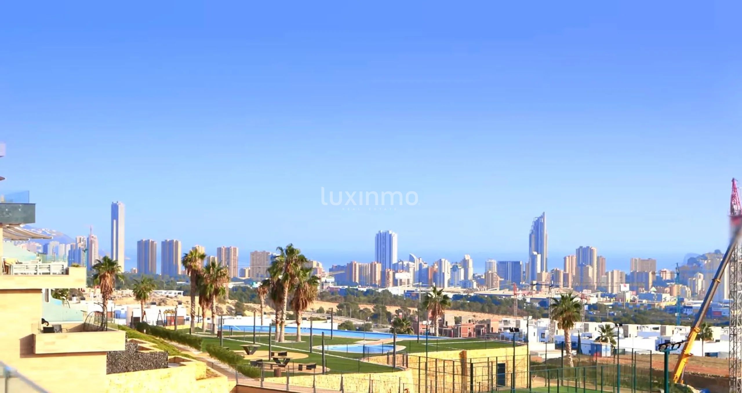 Modern appartement met uitzicht op skyline in luxe wellnesscomplex — photo 14
