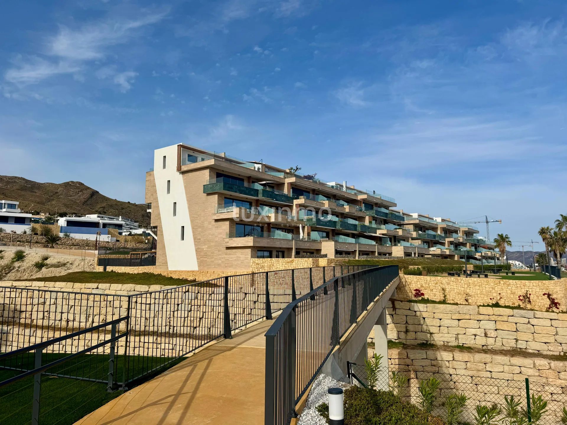 Modern appartement met uitzicht op skyline in luxe wellnesscomplex — photo 20