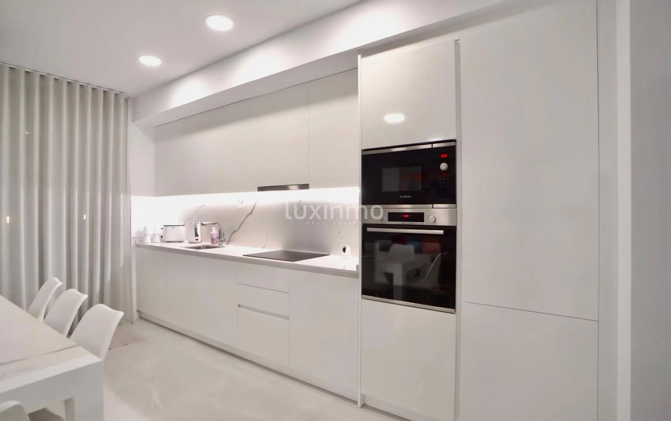 Modern appartement met uitzicht op skyline in luxe wellnesscomplex — photo 3