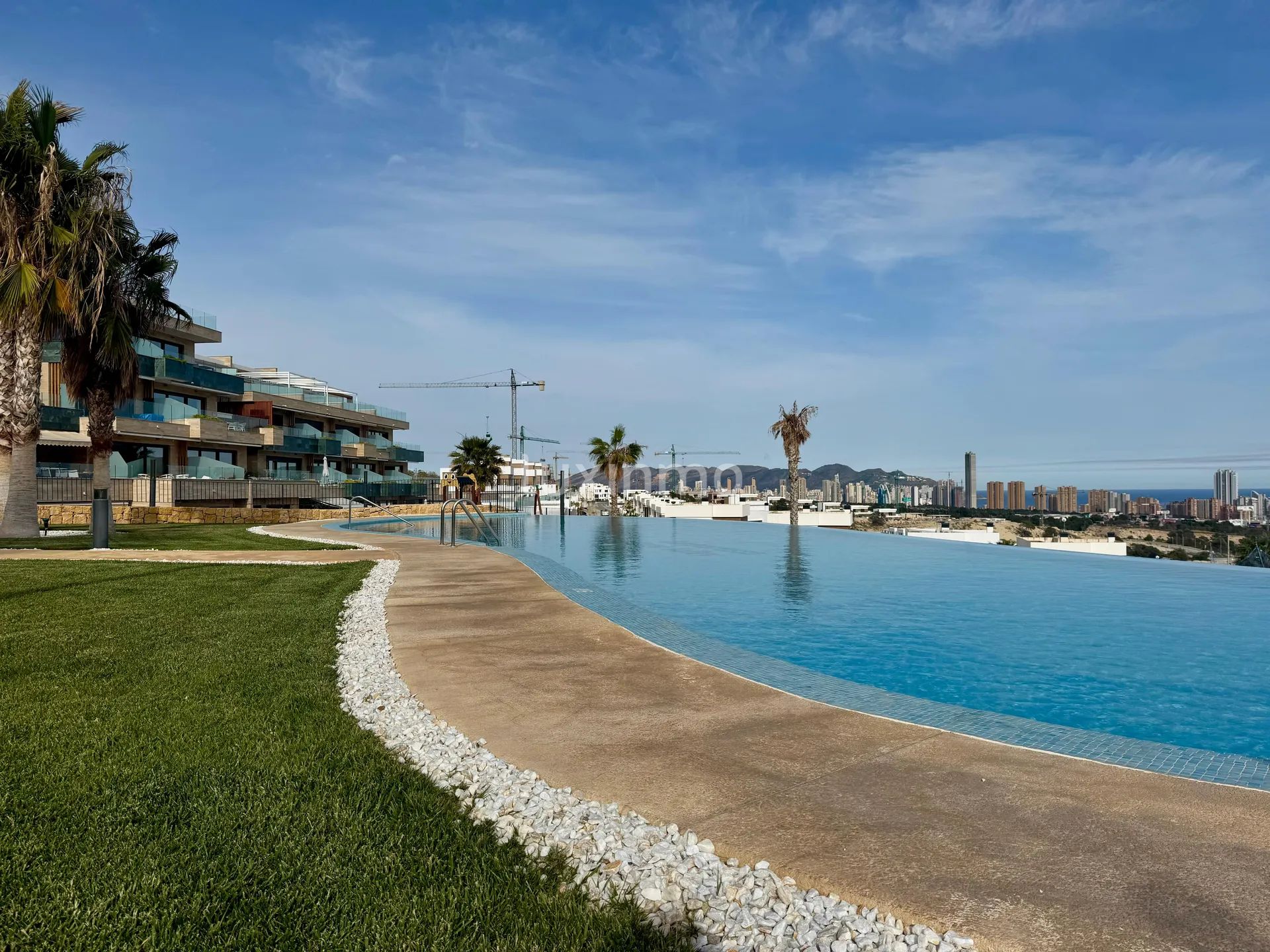 Modern appartement met uitzicht op skyline in luxe wellnesscomplex — photo 1