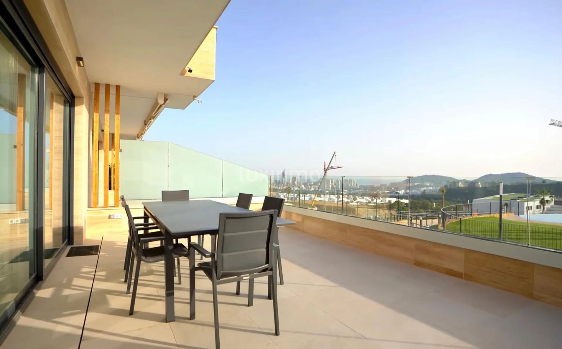 Modern appartement met uitzicht op skyline in luxe wellnesscomplex — photo 7