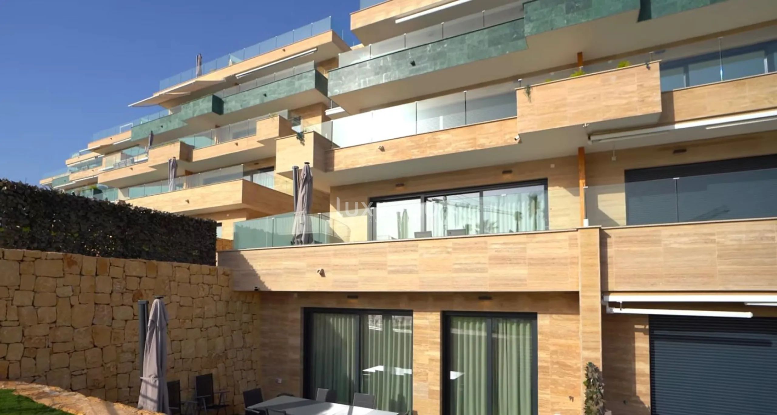 Modern appartement met uitzicht op skyline in luxe wellnesscomplex — photo 21