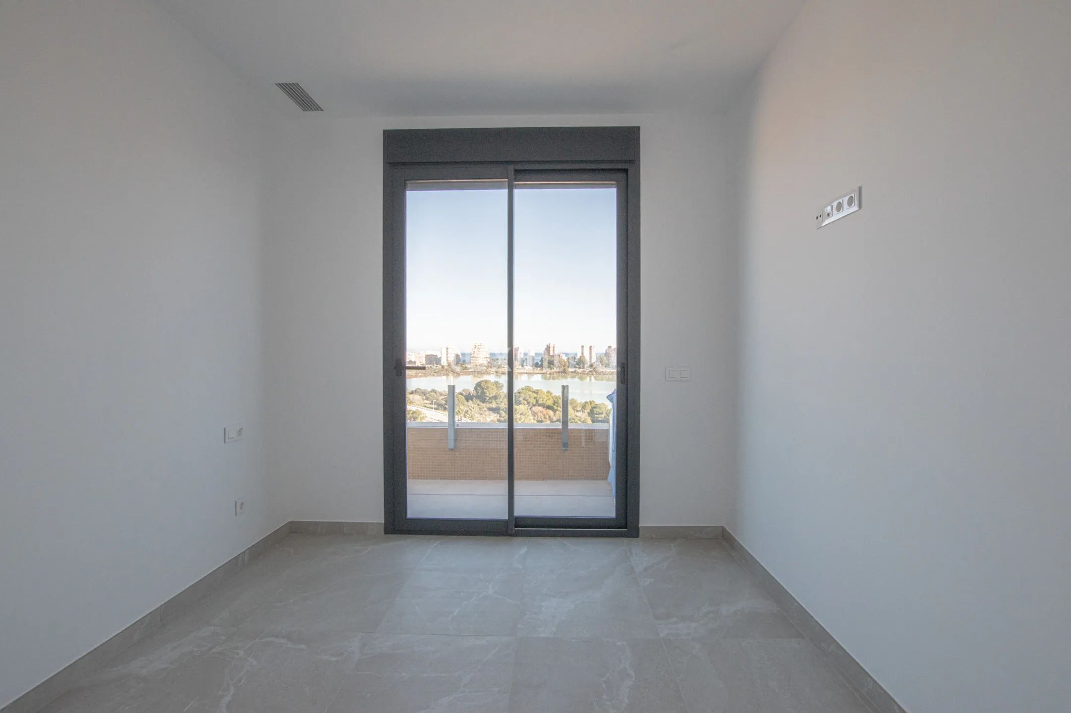 Modern flat with sea views in Calpe — photo 19