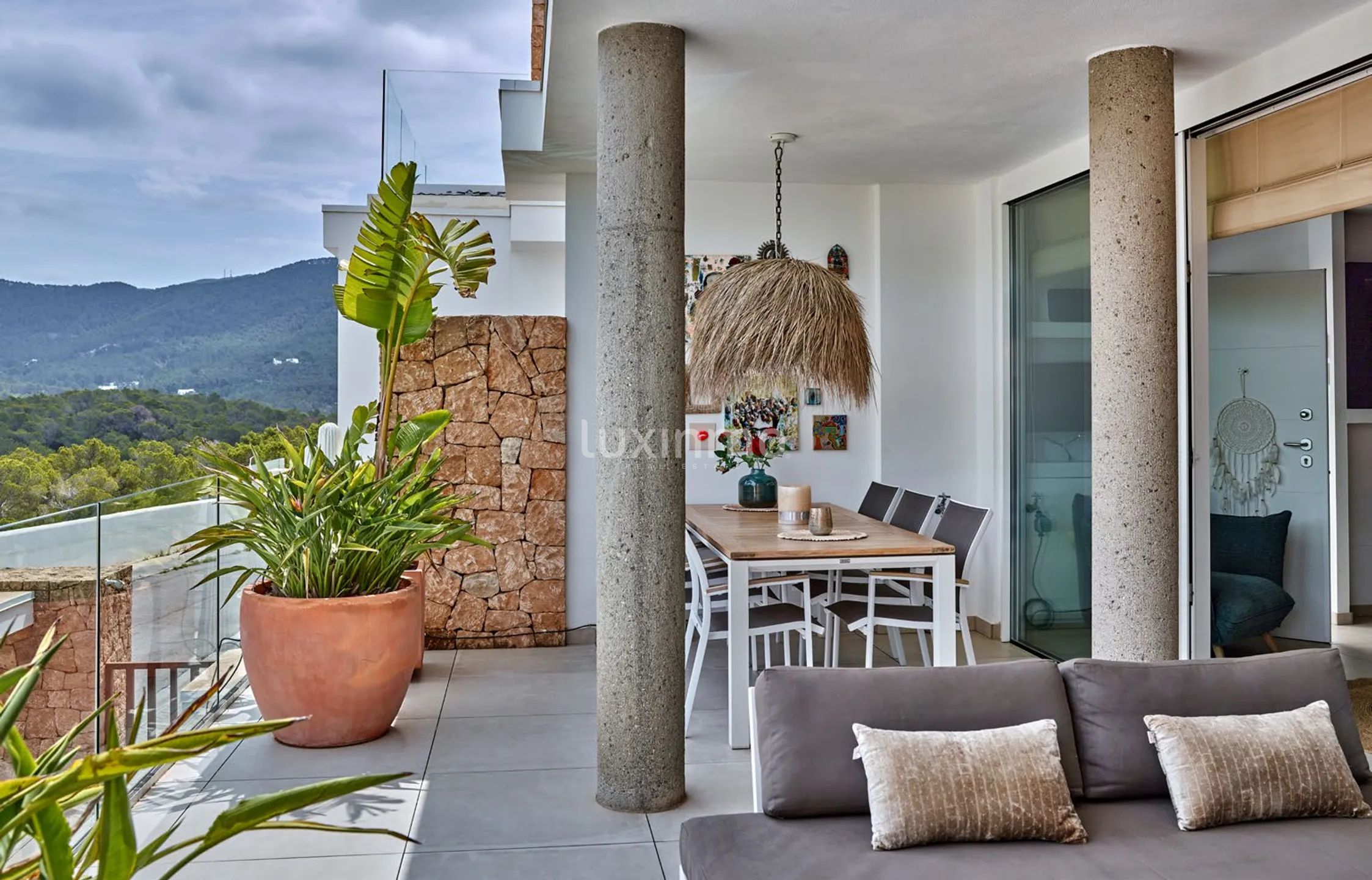 Modern Two-Bedroom Apartment with Sea View Terrace — photo 3