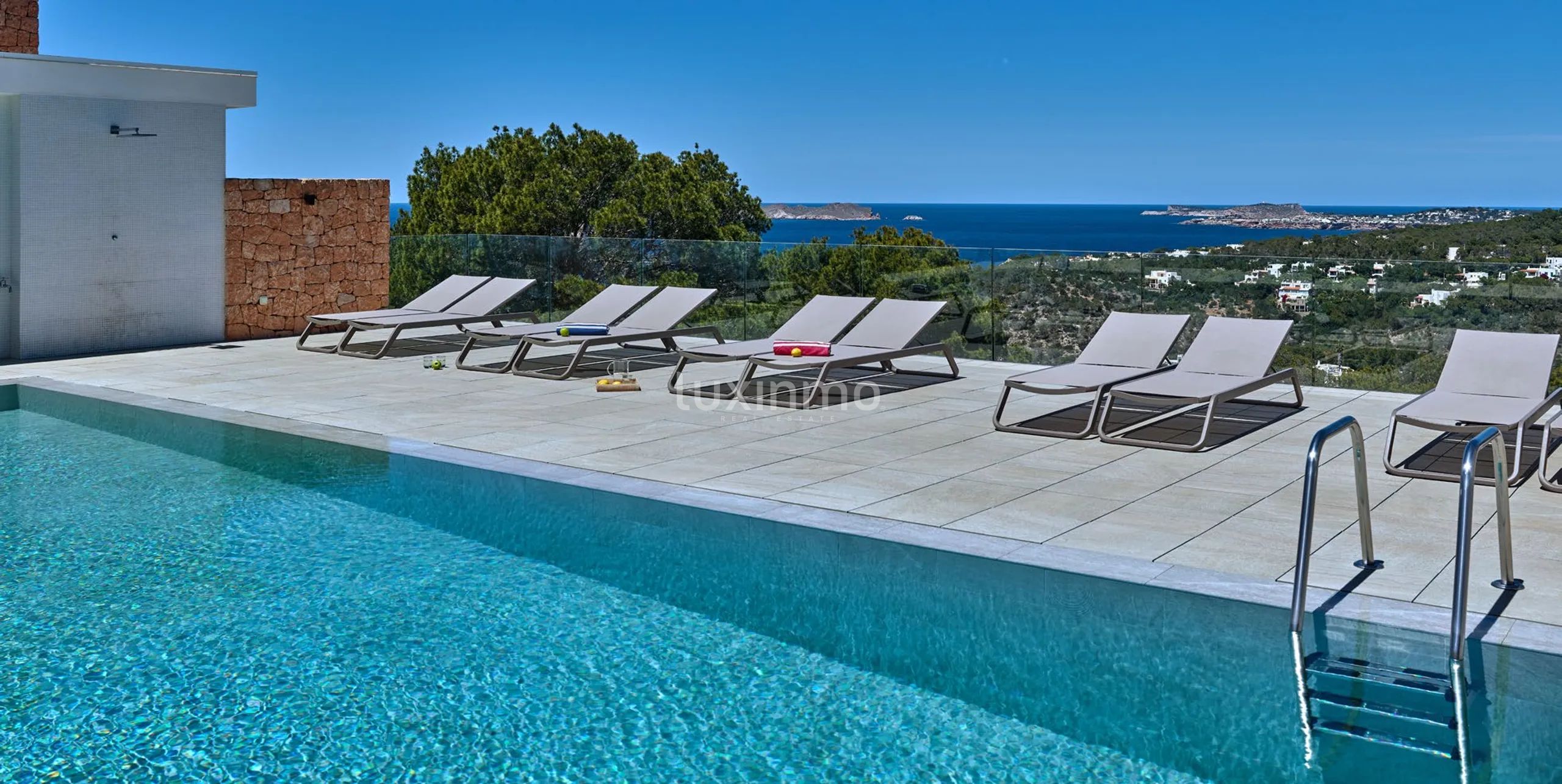 Modern Two-Bedroom Apartment with Sea View Terrace — photo 41