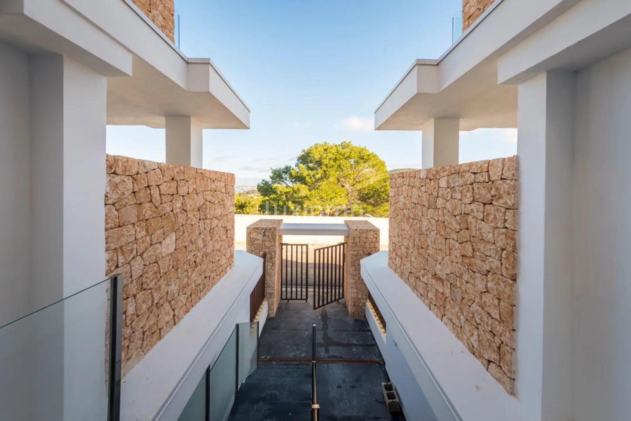 Modern Two-Bedroom Apartment with Sea View Terrace — photo 27