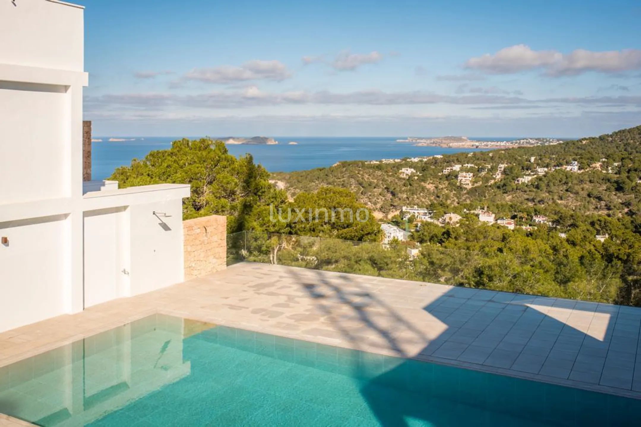 Modern Two-Bedroom Apartment with Sea View Terrace — photo 30