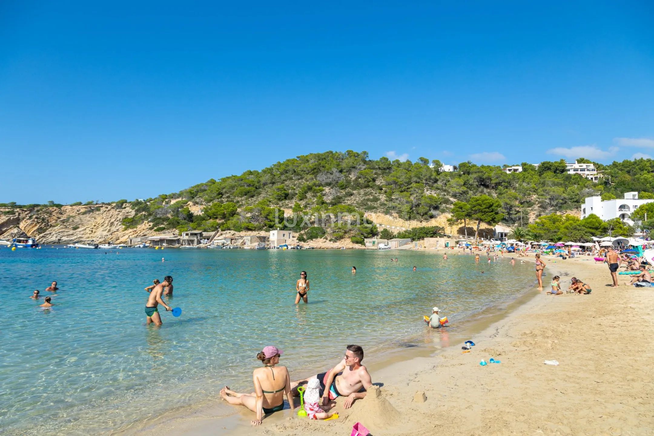 Modern Two-Bedroom Apartment with Sea View Terrace — photo 36