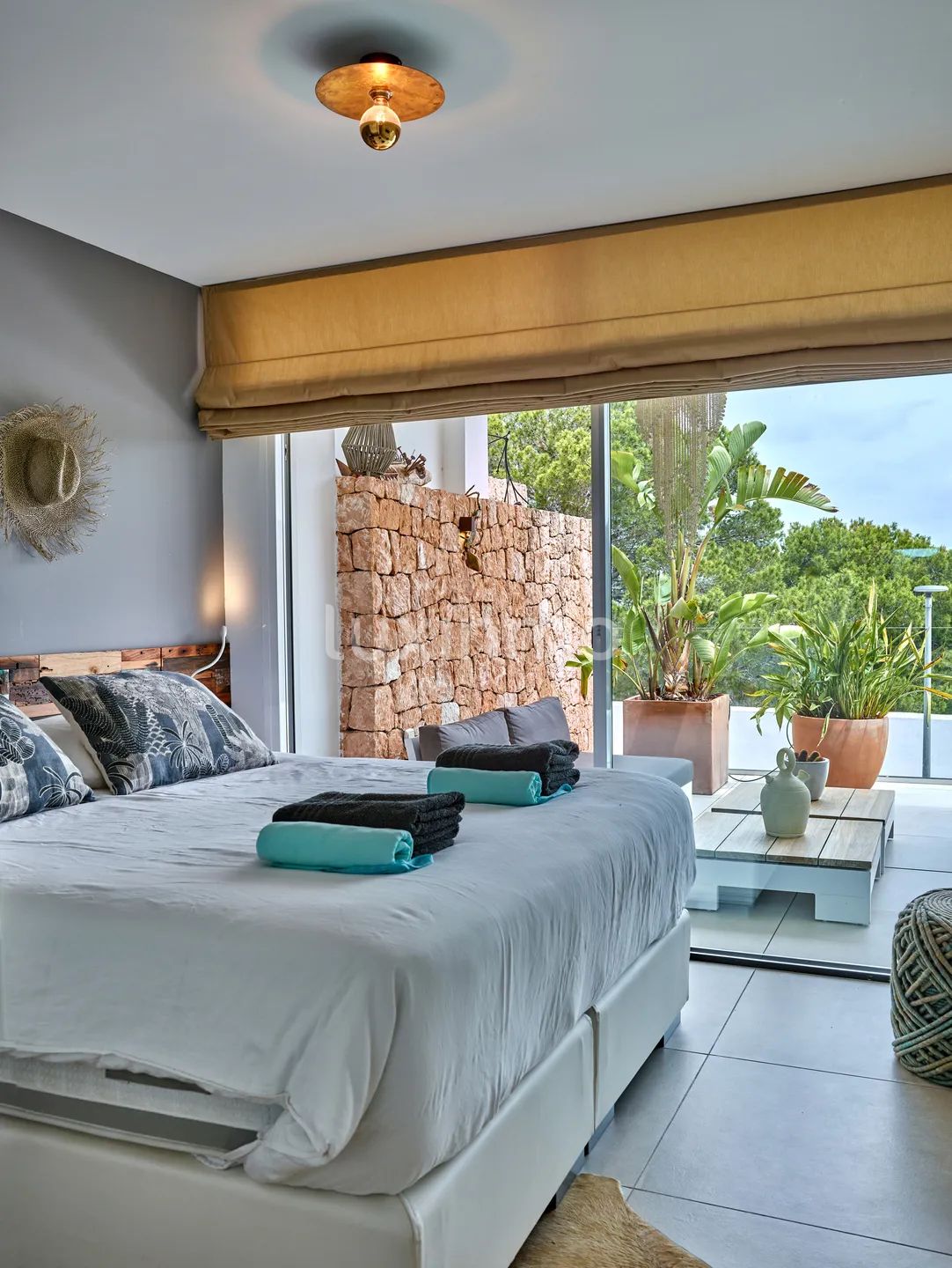 Modern Two-Bedroom Apartment with Sea View Terrace — photo 26