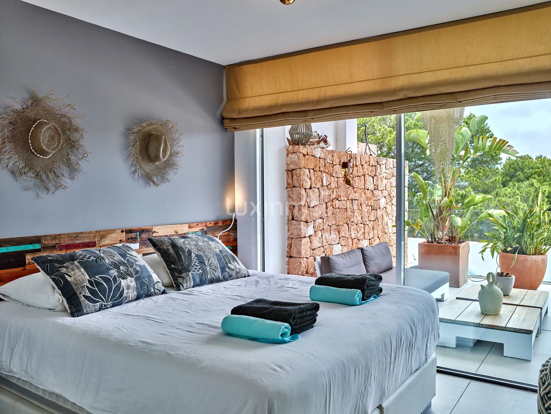 Modern Two-Bedroom Apartment with Sea View Terrace — photo 16