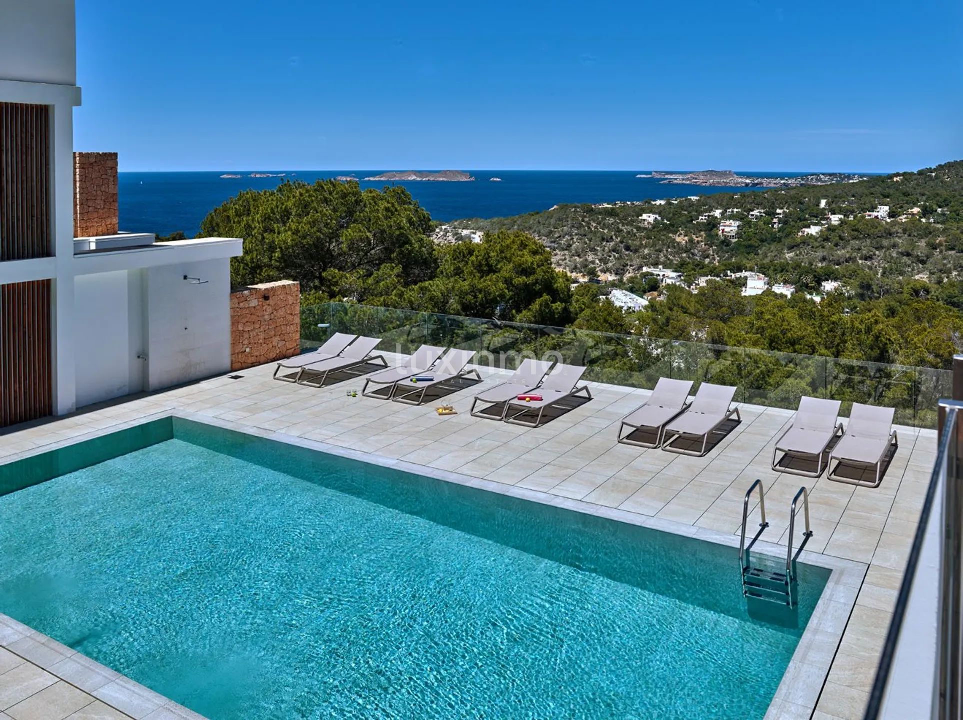 Modern lägenhet med två sovrum och terrass med havsutsikt