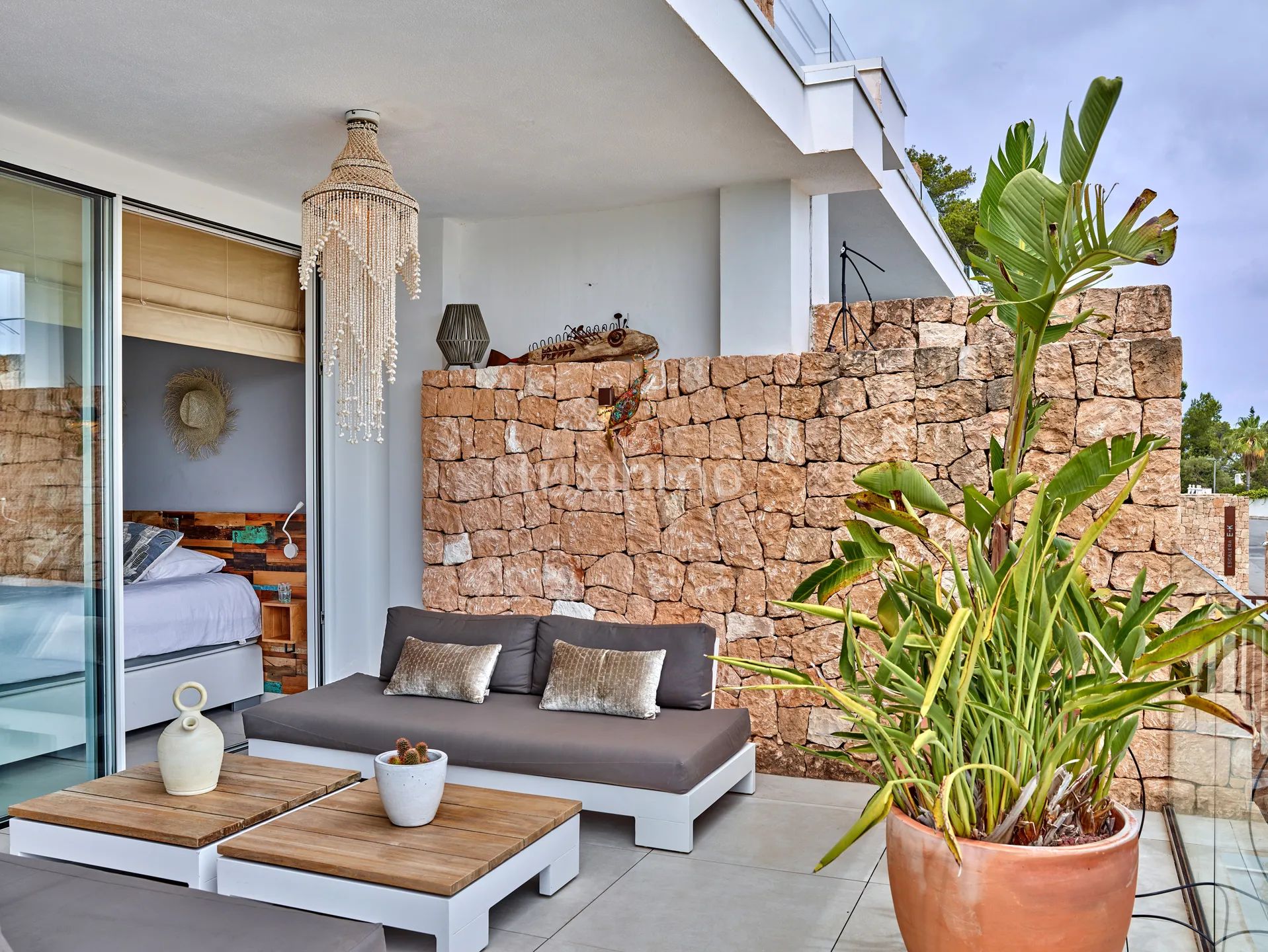 Modern Two-Bedroom Apartment with Sea View Terrace — photo 2