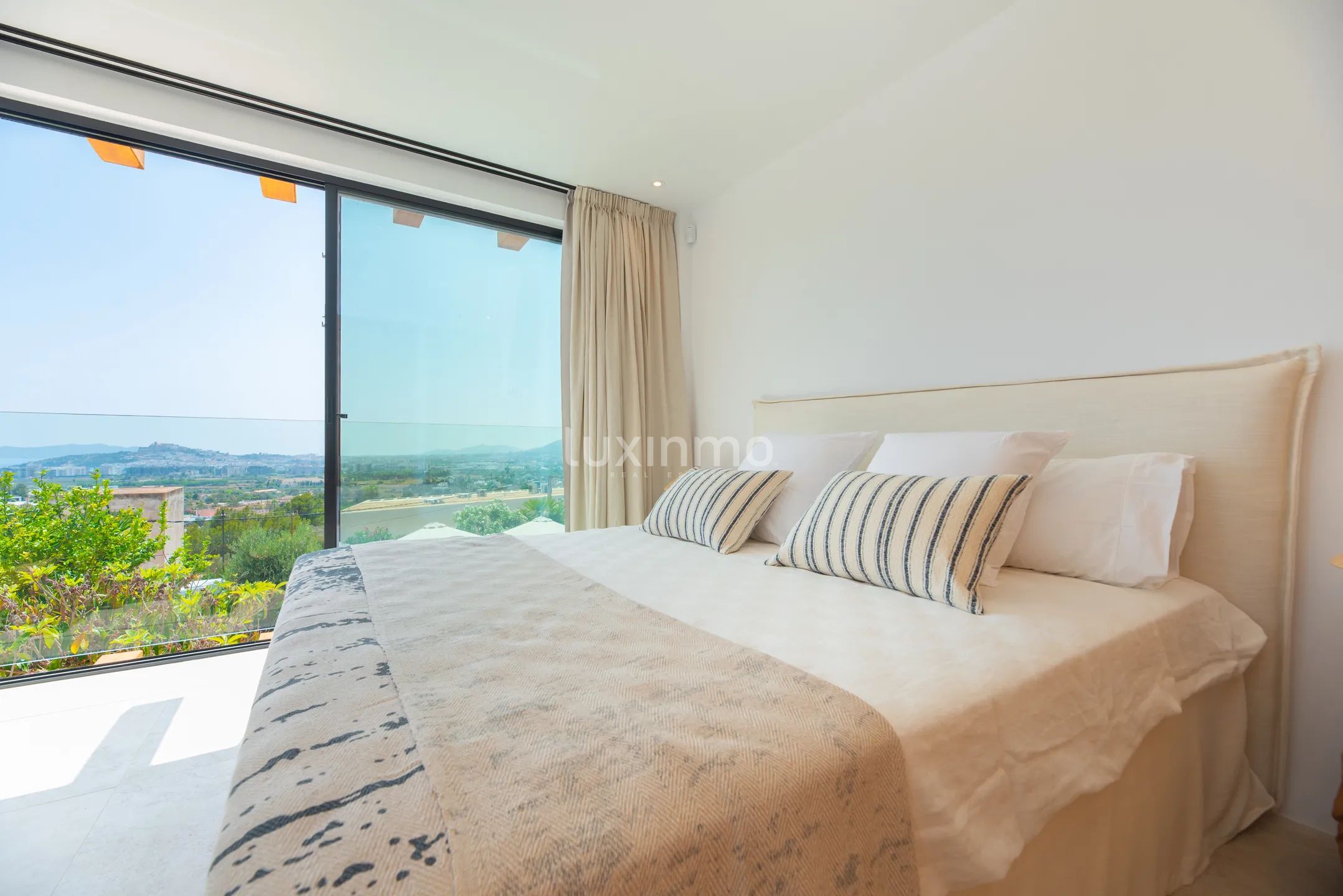 Luxurious 5-bedroom Ibiza style villa in Cap Martinet with sea views — photo 18