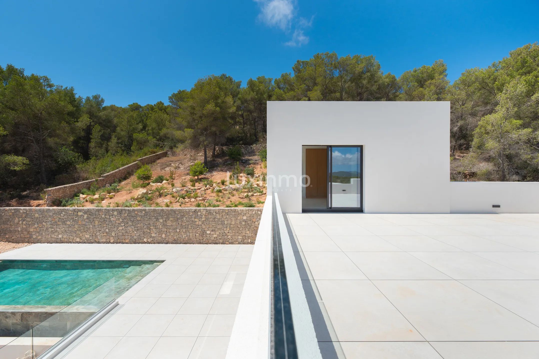 Moderna villa de 4 dormitorios en Roca Llisa con piscina infinita y vistas a la montaña — photo 5