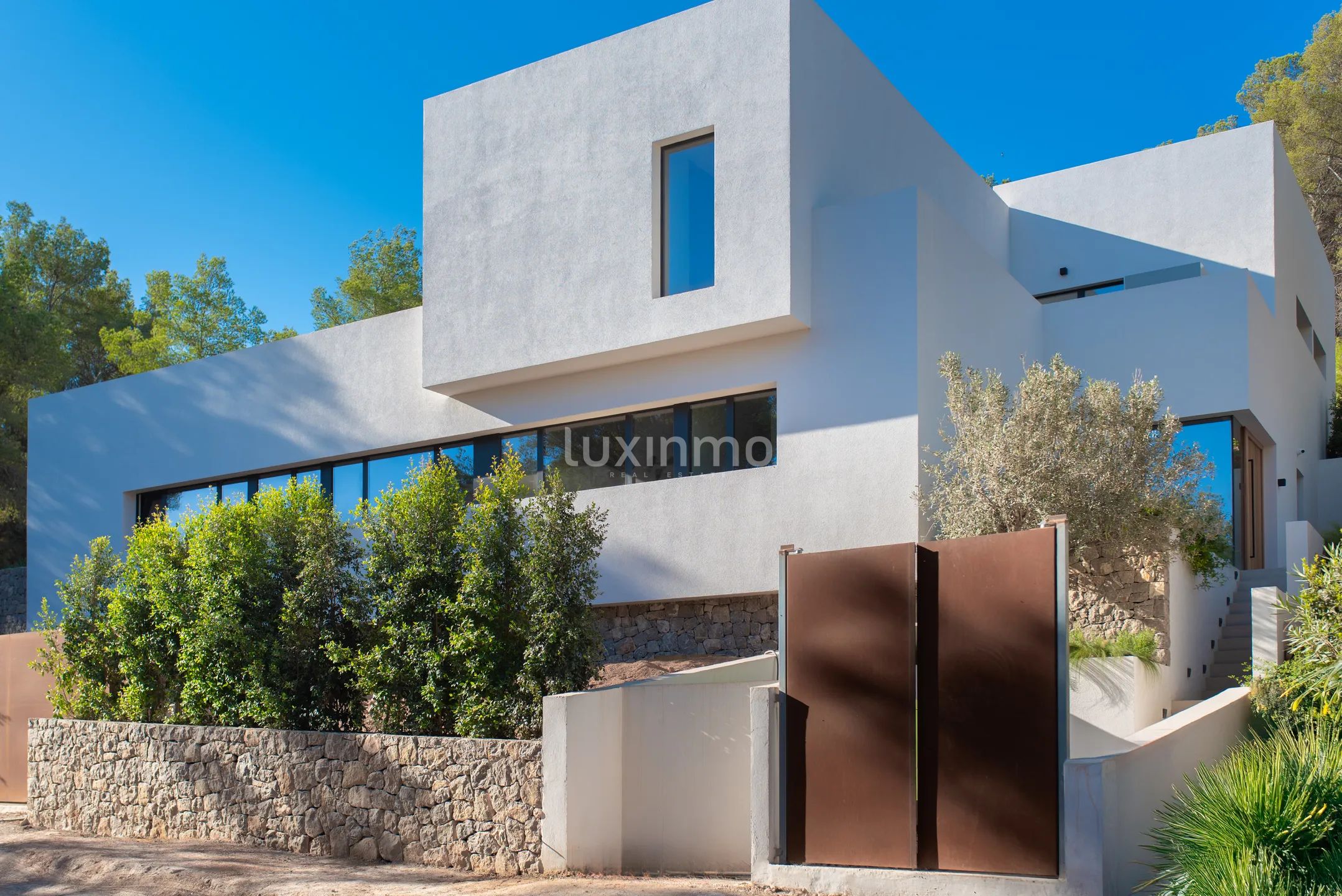 Moderna villa de 4 dormitorios en Roca Llisa con piscina infinita y vistas a la montaña — photo 1